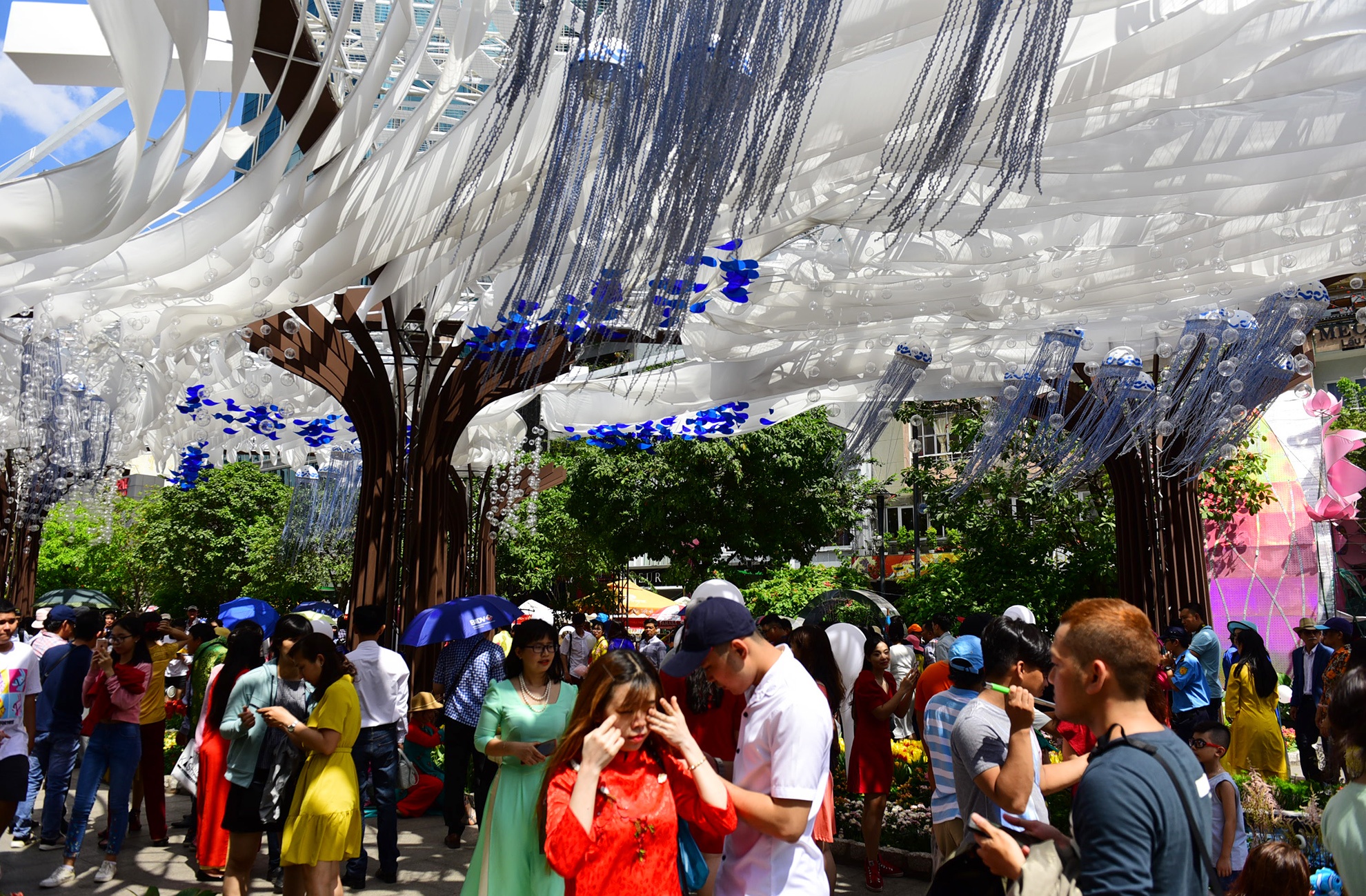 Nguoi Sai Gon doi nang du xuan giua trua ngay Tet anh 13