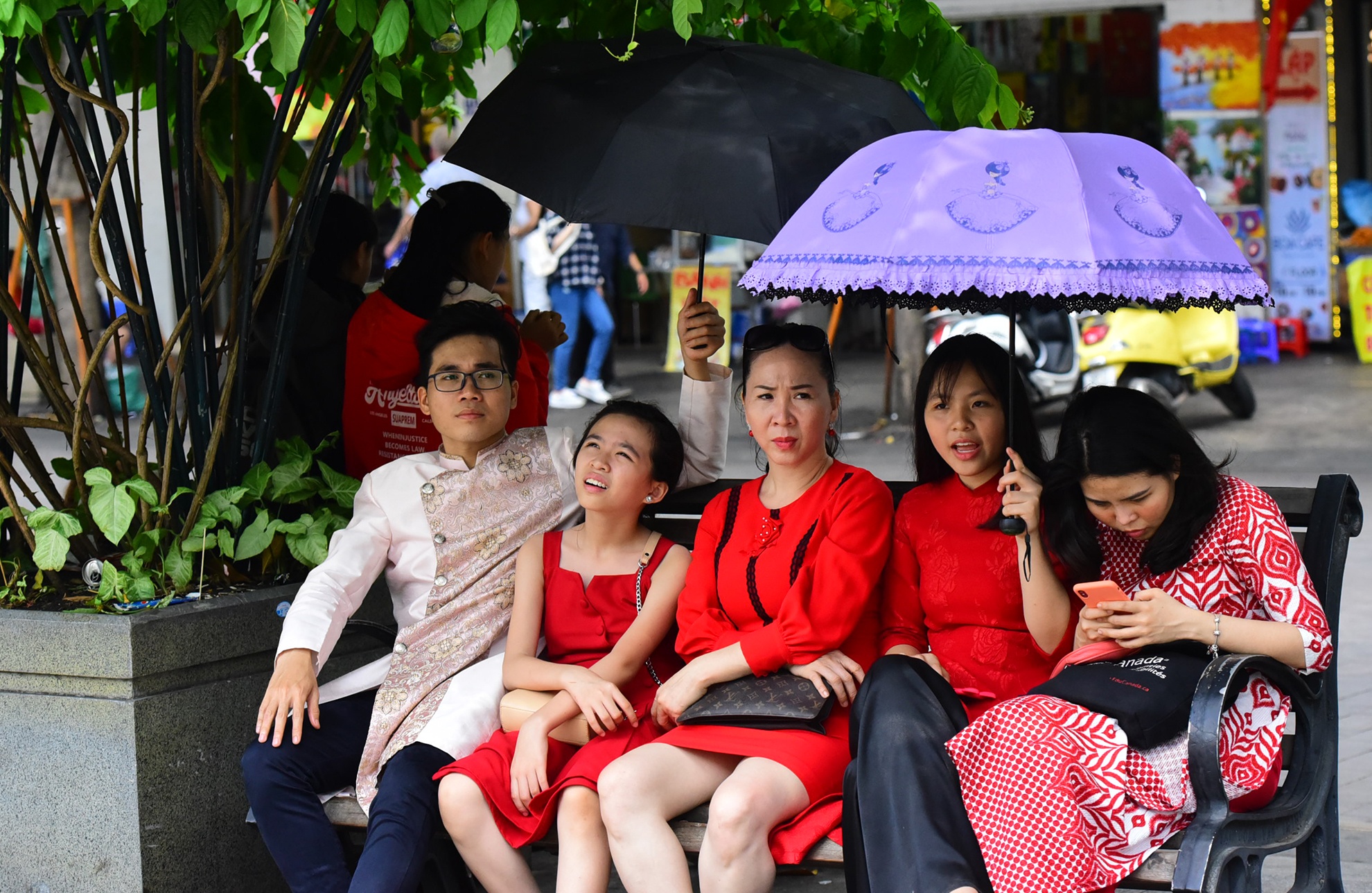 Nguoi Sai Gon doi nang du xuan giua trua ngay Tet anh 14