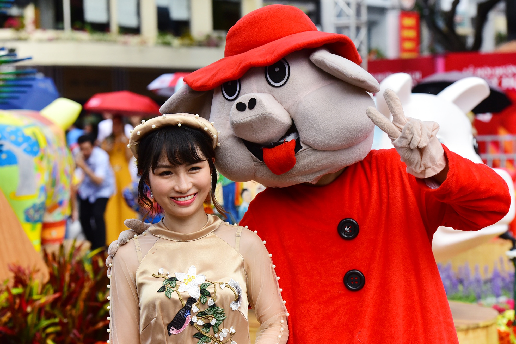 Khong khi xuan ron rang tren pho di bo o Sai Gon hinh anh