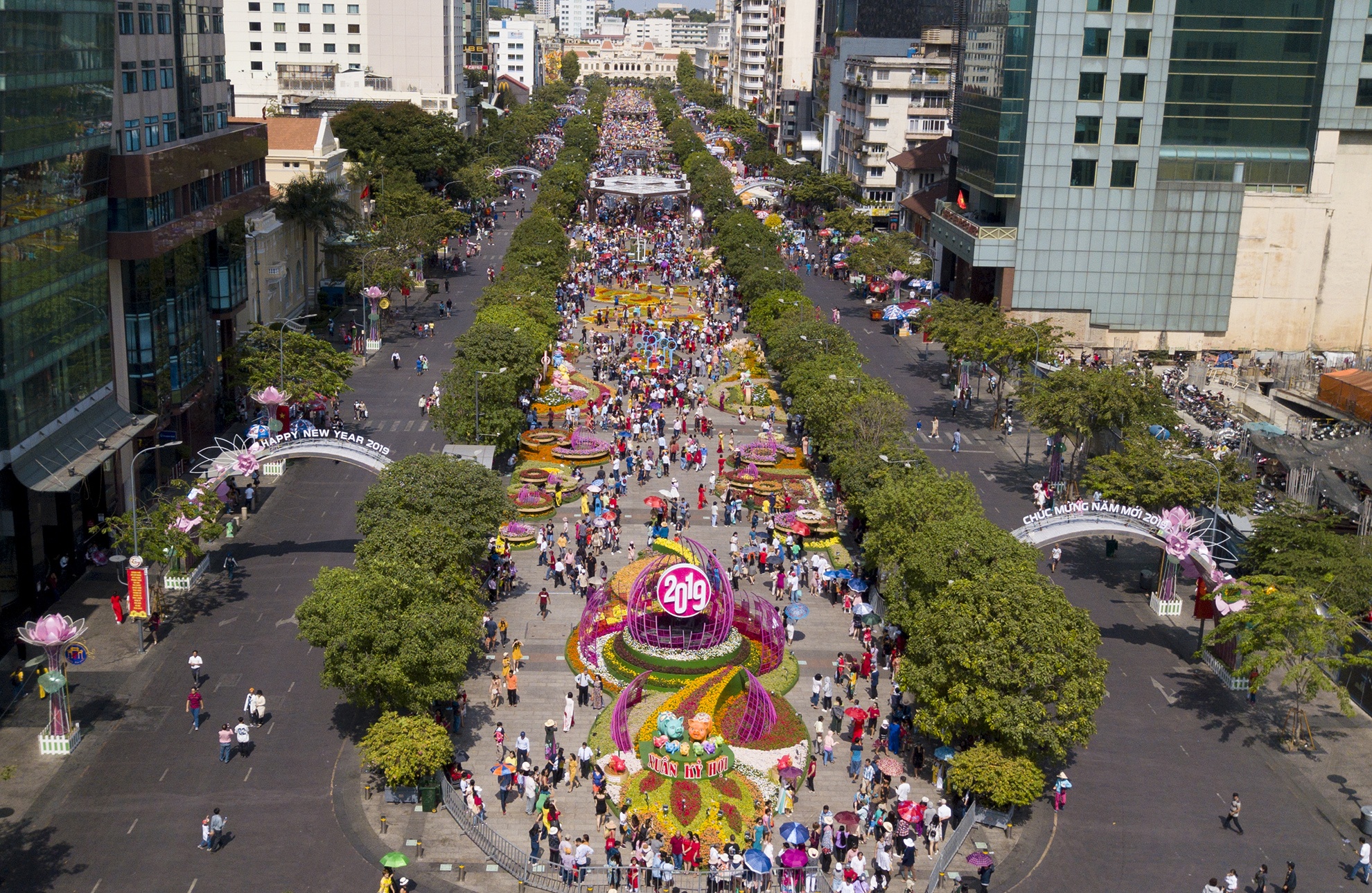 Nguoi Sai Gon doi nang du xuan giua trua ngay Tet anh 1