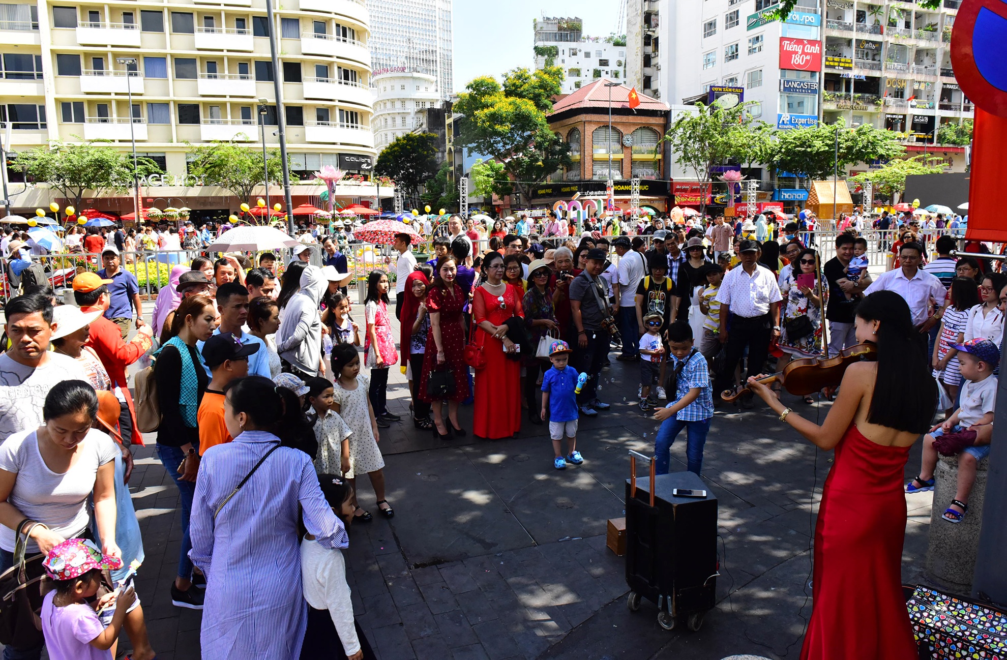Nguoi Sai Gon doi nang du xuan giua trua ngay Tet anh 4