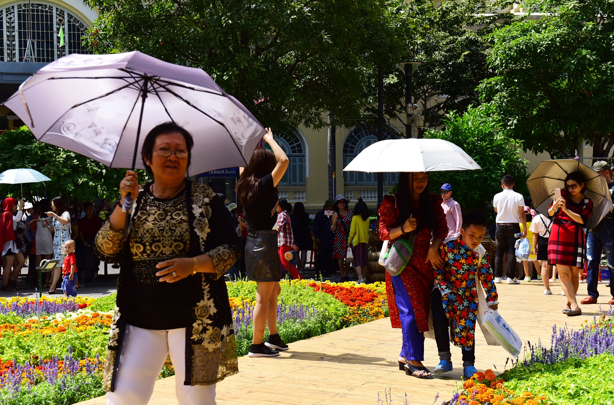 Nguoi Sai Gon doi nang du xuan giua trua ngay Tet anh 10