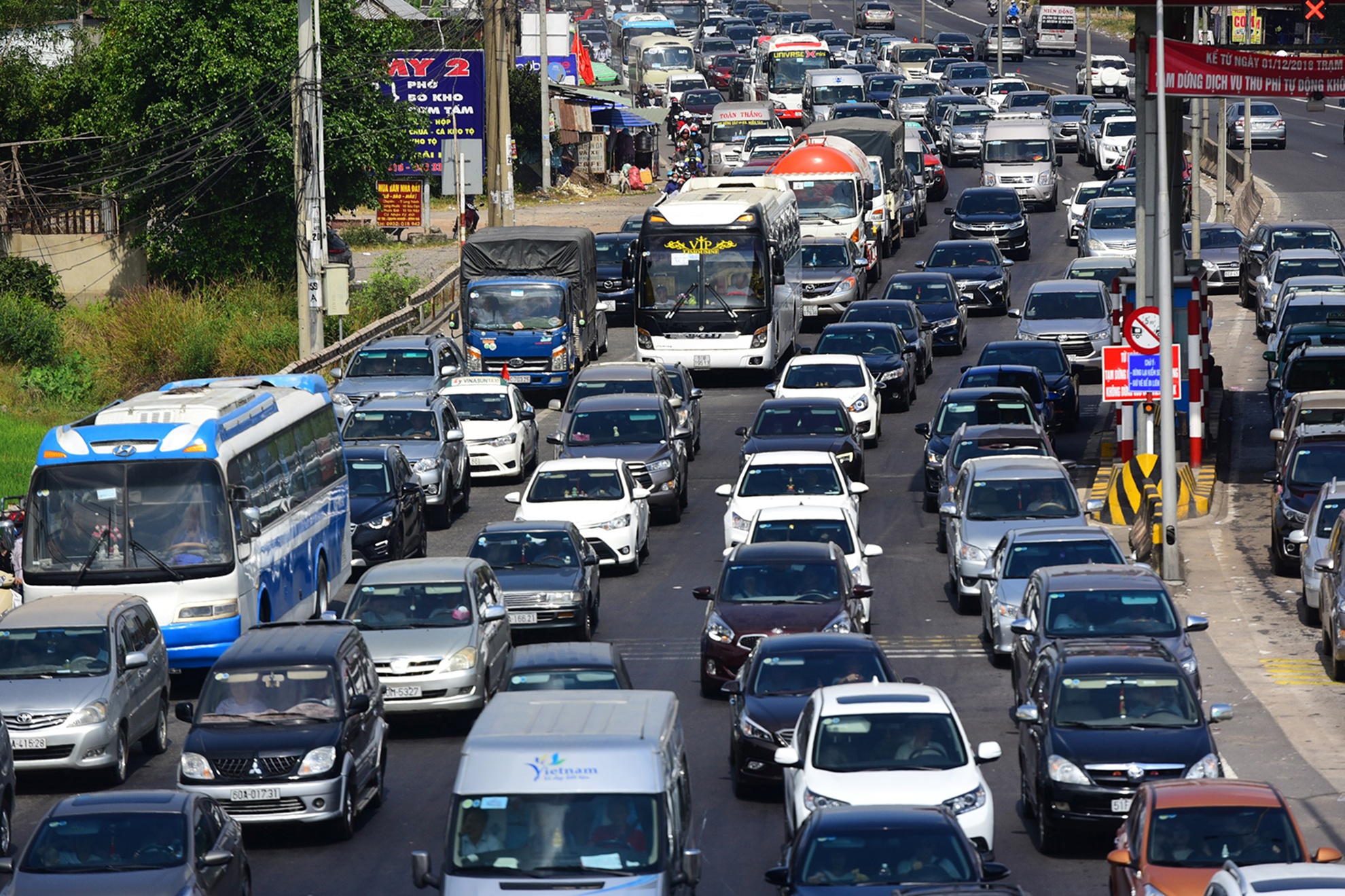 Nguoi dan do xo di Vung Tau tam bien dau nam, quoc lo ket cung hinh anh