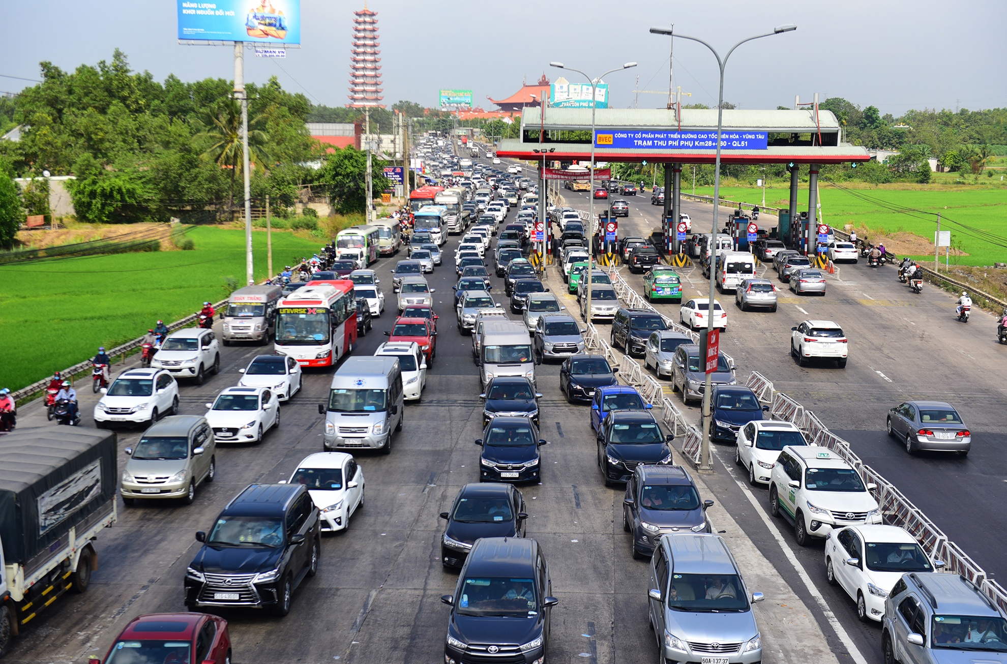 Dong xe di choi Tet xep hang dai tren quoc lo di bien Vung Tau hinh anh