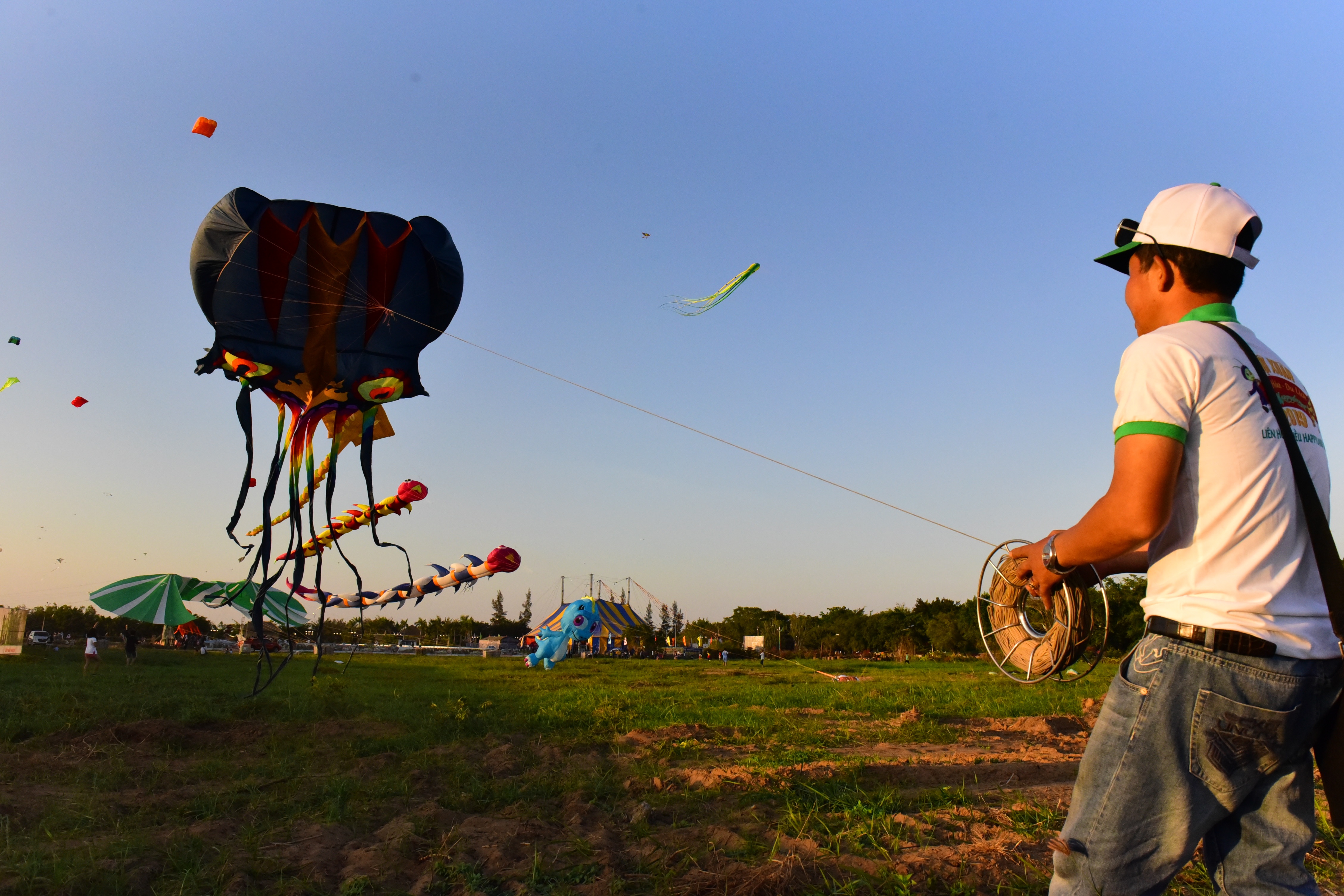 Dieu khong lo tung bay tren bau troi ngay dau xuan anh 1