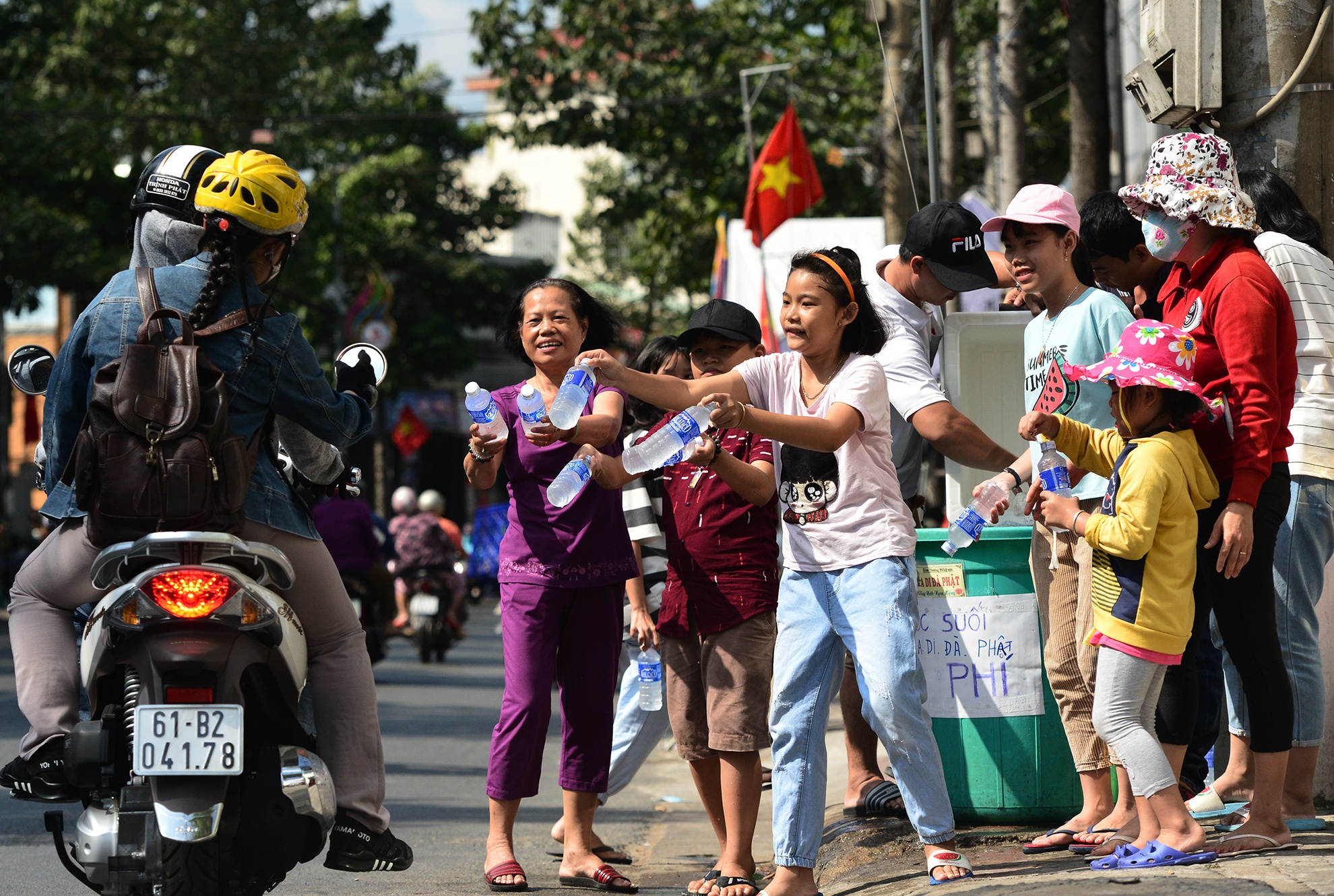 Phat do mien phi cho khach di chua Ba Binh Duong anh 14