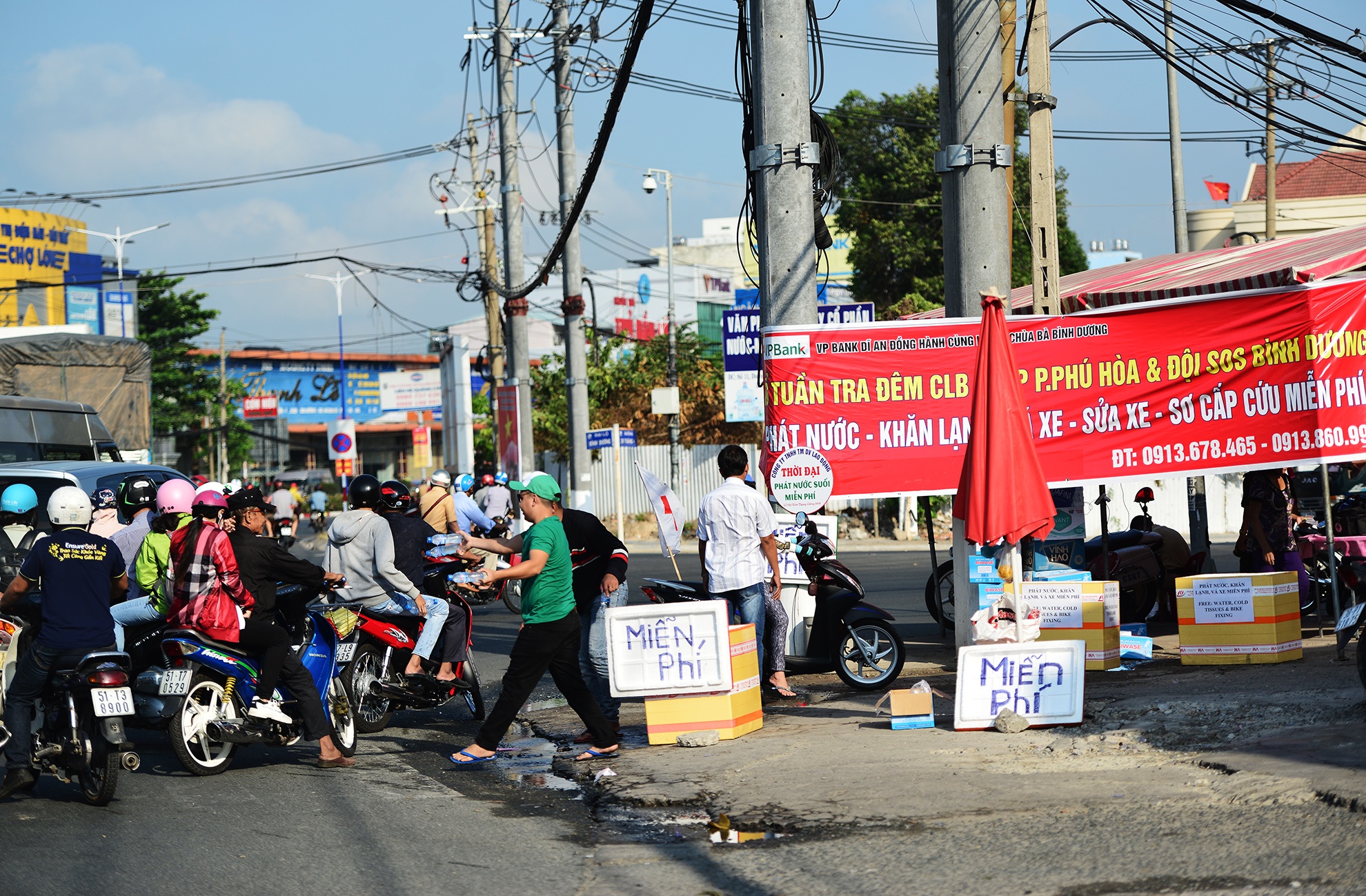 Phat do mien phi cho khach di chua Ba Binh Duong anh 1