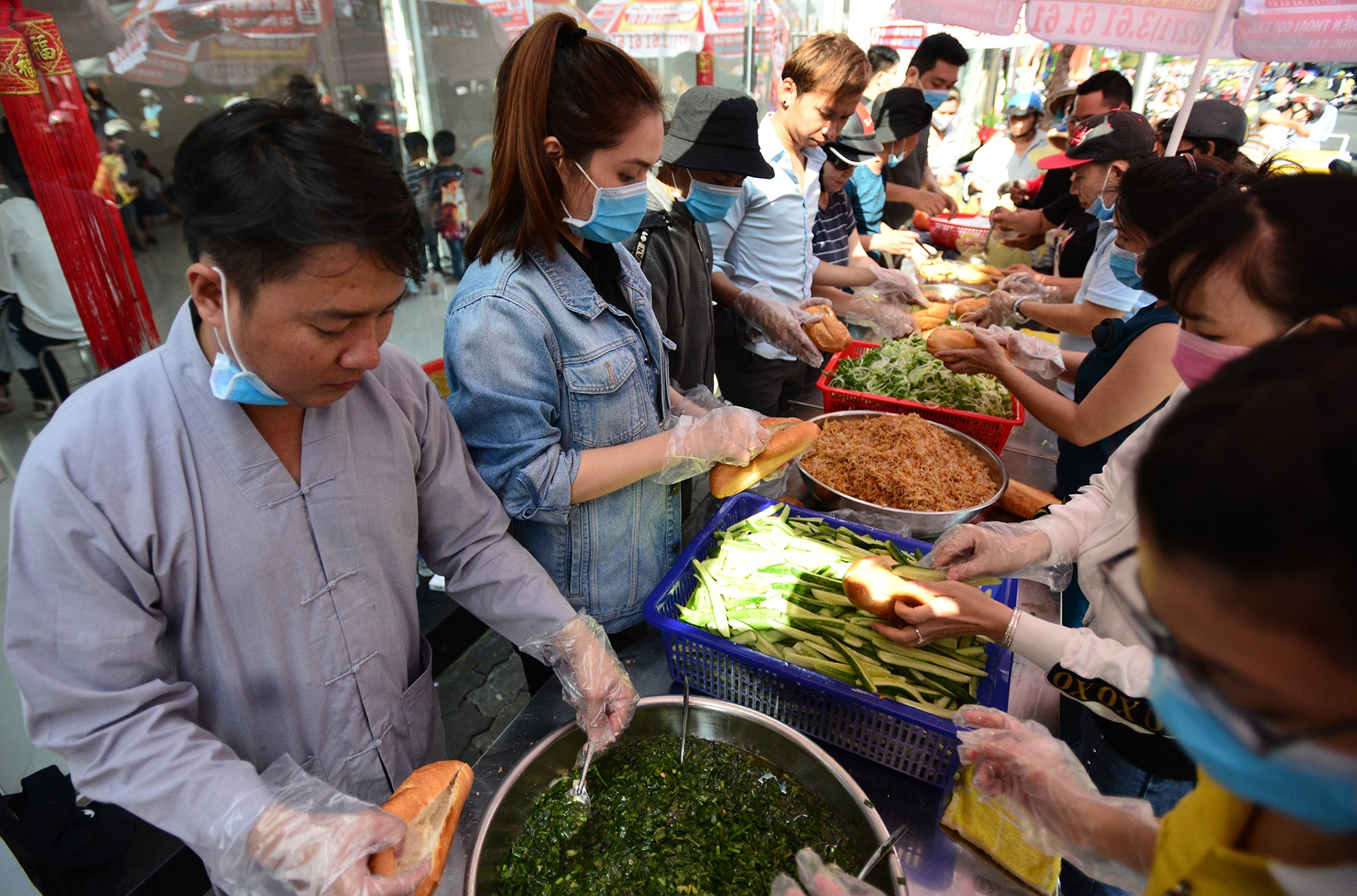Phat do mien phi cho khach di chua Ba Binh Duong anh 3