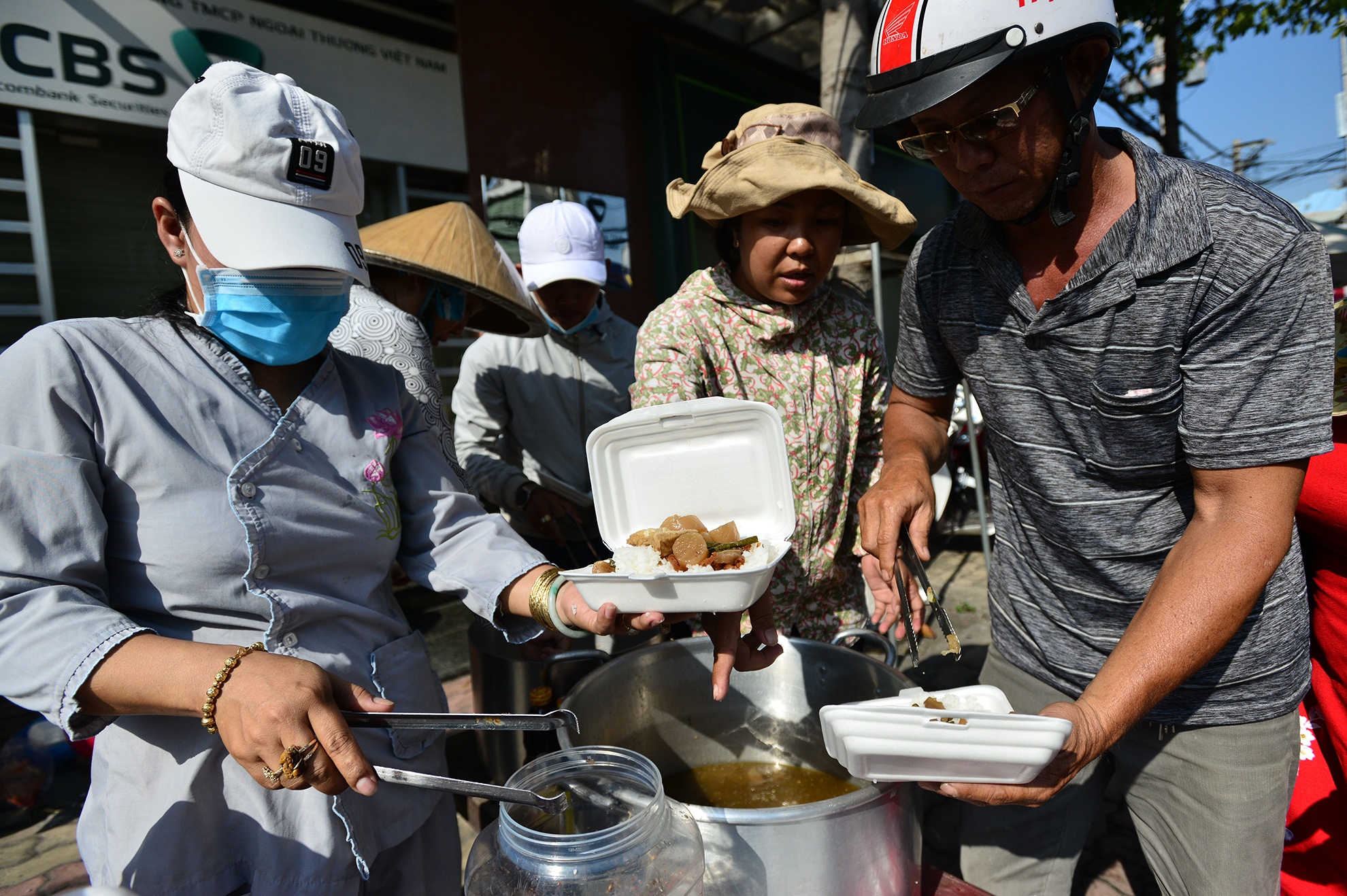 Phat do mien phi cho khach di chua Ba Binh Duong anh 7