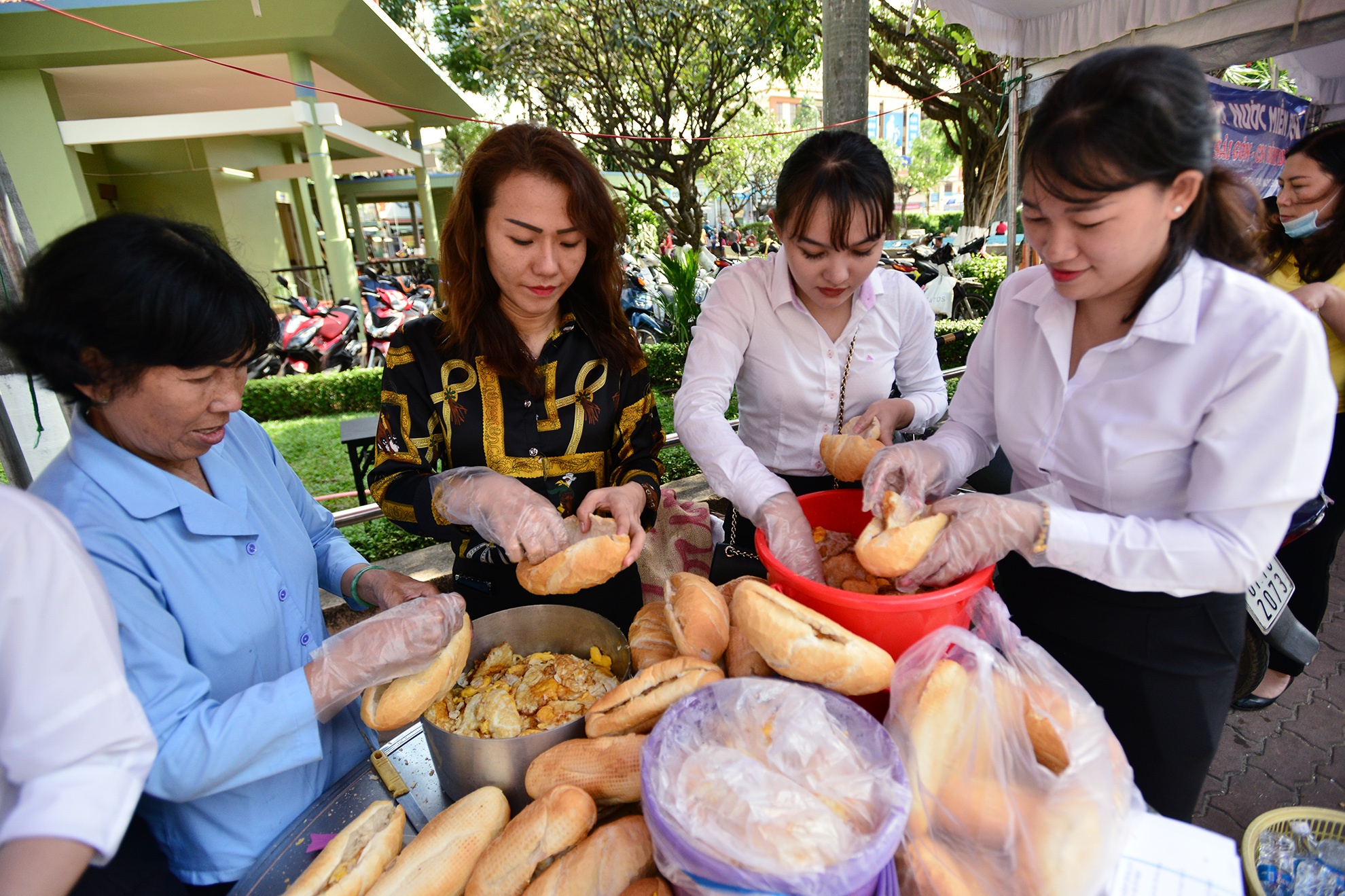 Phat do mien phi cho khach di chua Ba Binh Duong anh 8