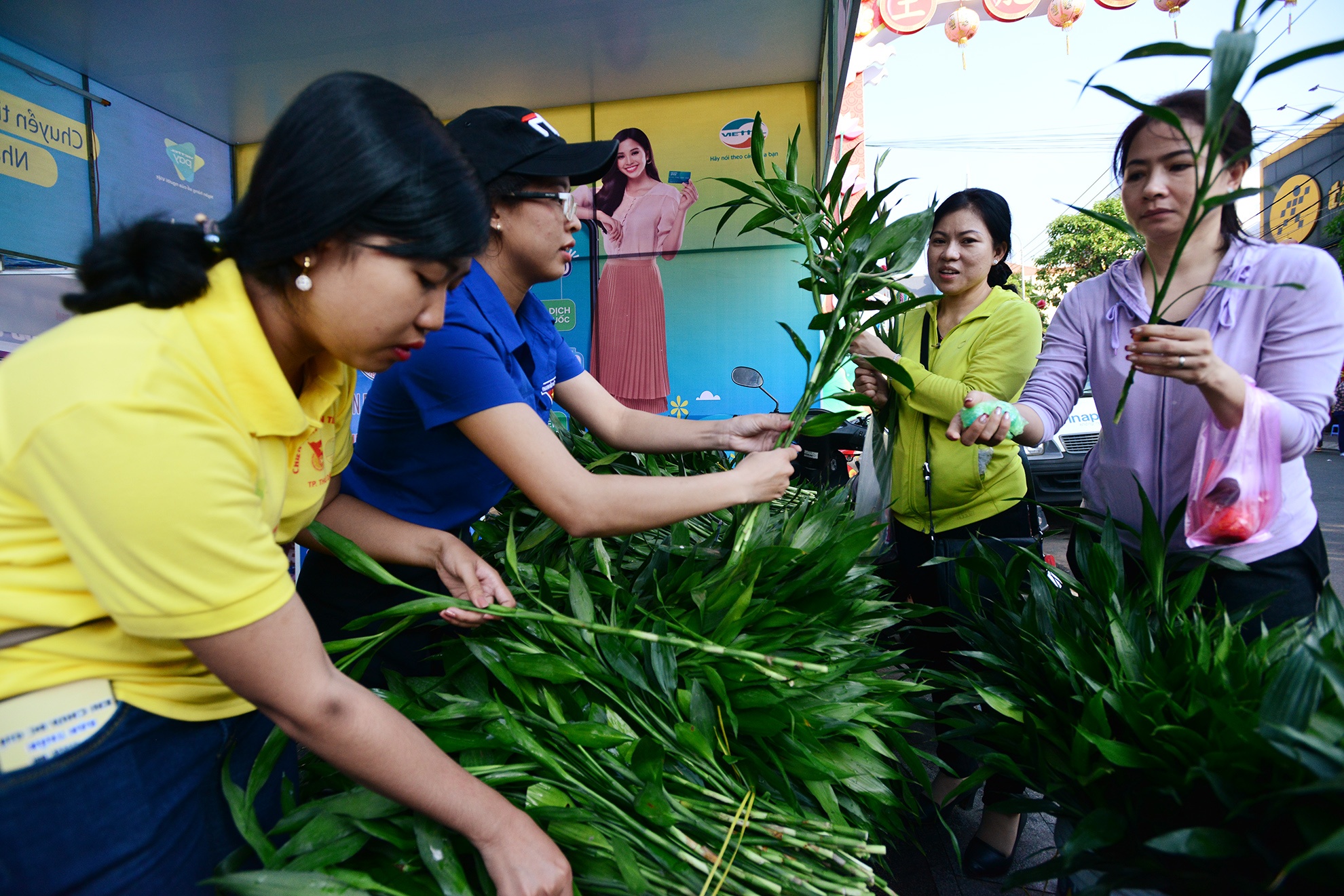 Phat do mien phi cho khach di chua Ba Binh Duong anh 9
