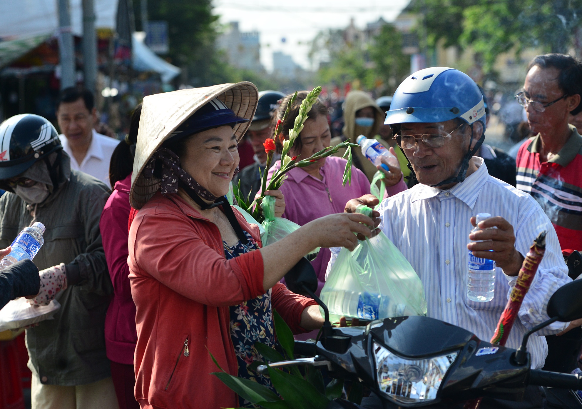 Phat do mien phi cho khach di chua Ba Binh Duong anh 10
