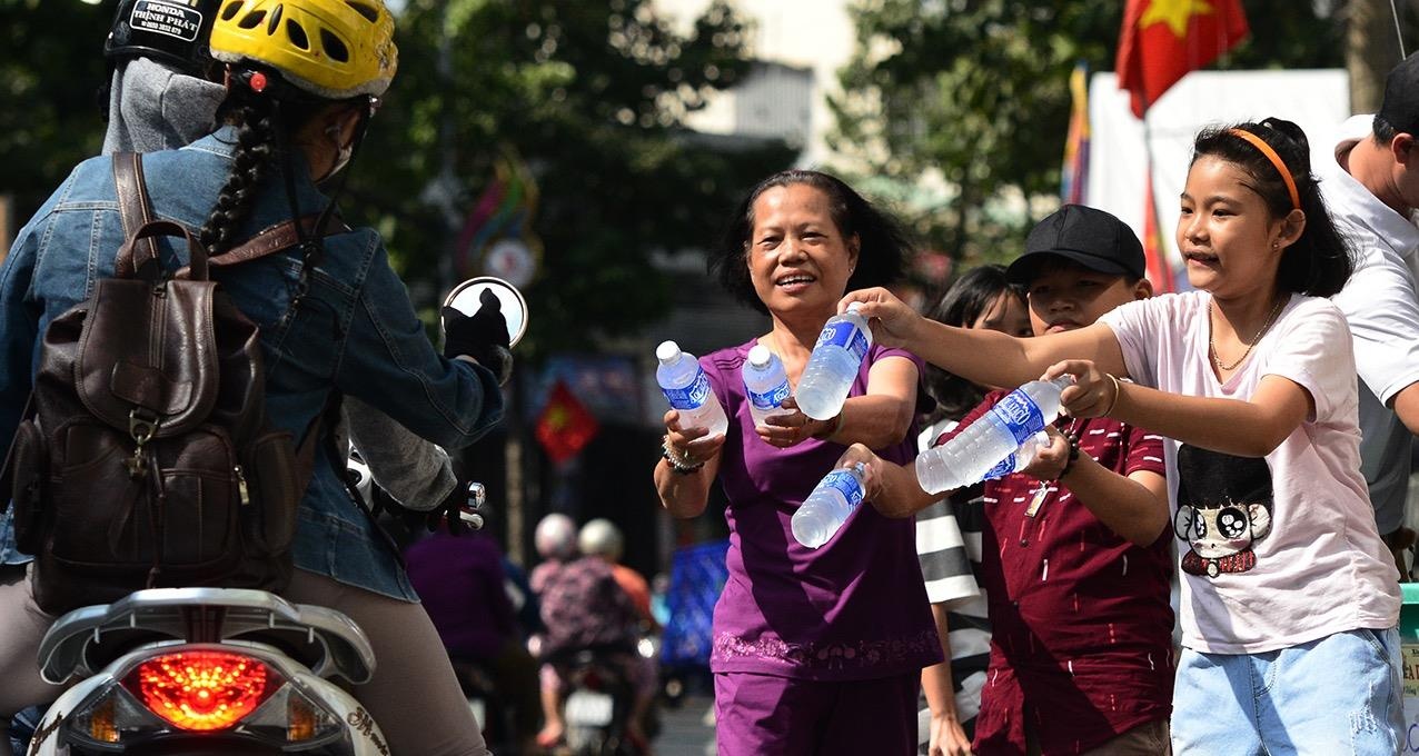 Hang nghin nguoi phat do mien phi cho khach di chua Ba Binh Duong hinh anh