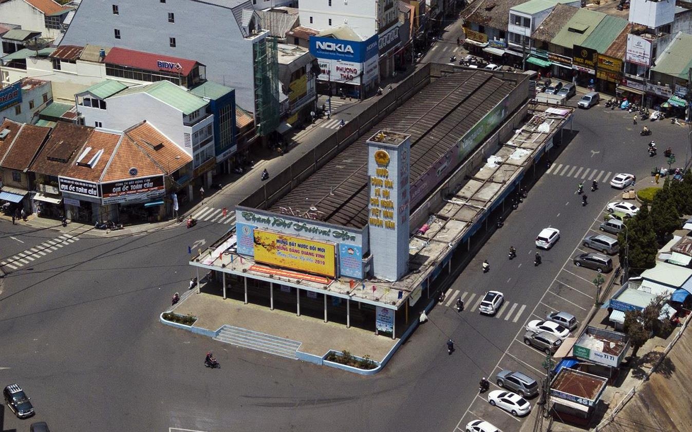 Hien trang khu trung tam Hoa Binh sap bi pha bo cua Da Lat hinh anh