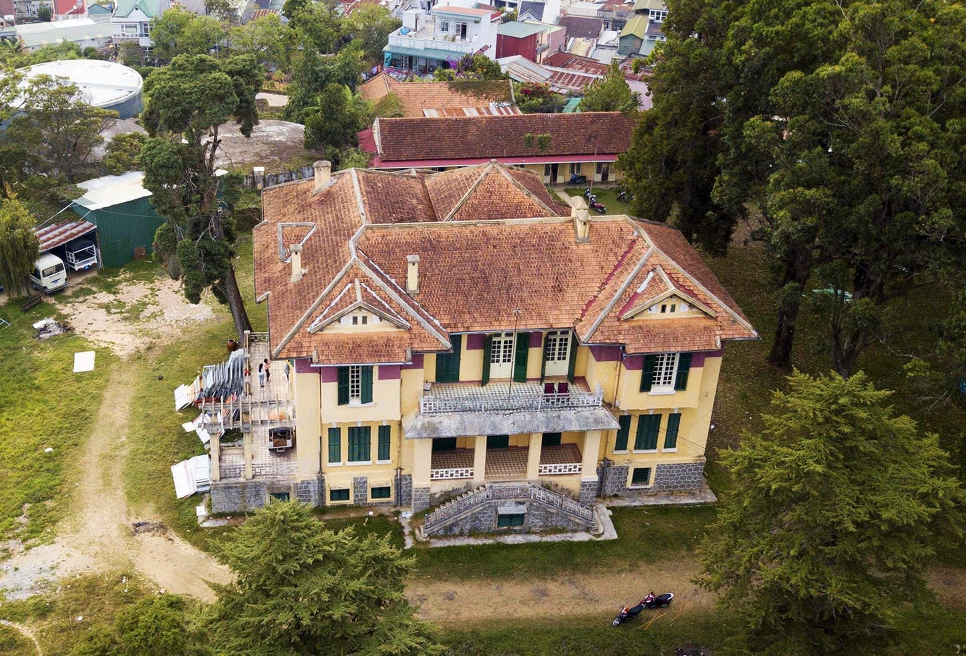 Dinh thu hon 100 tuoi sap bi di doi khoi 'cao diem long mach' Da Lat hinh anh