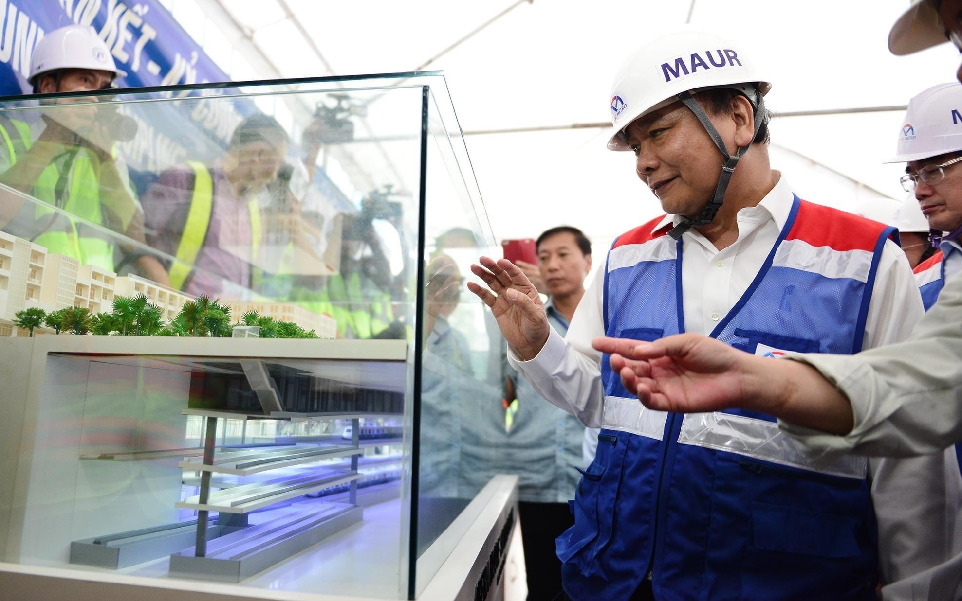 Thu tuong Nguyen Xuan Phuc xuong ga ngam thi sat metro so 1 cua TP.HCM hinh anh