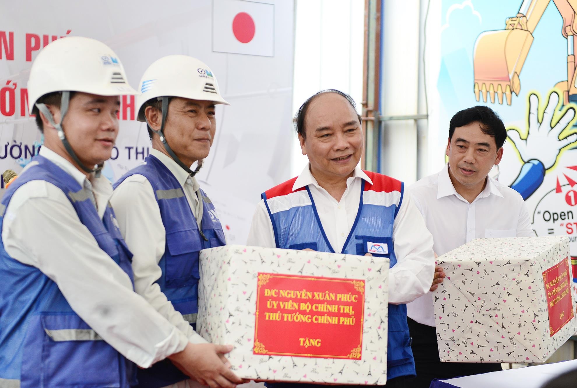 Thu tuong Nguyen Xuan Phuc thi sat metro so 1 anh 12