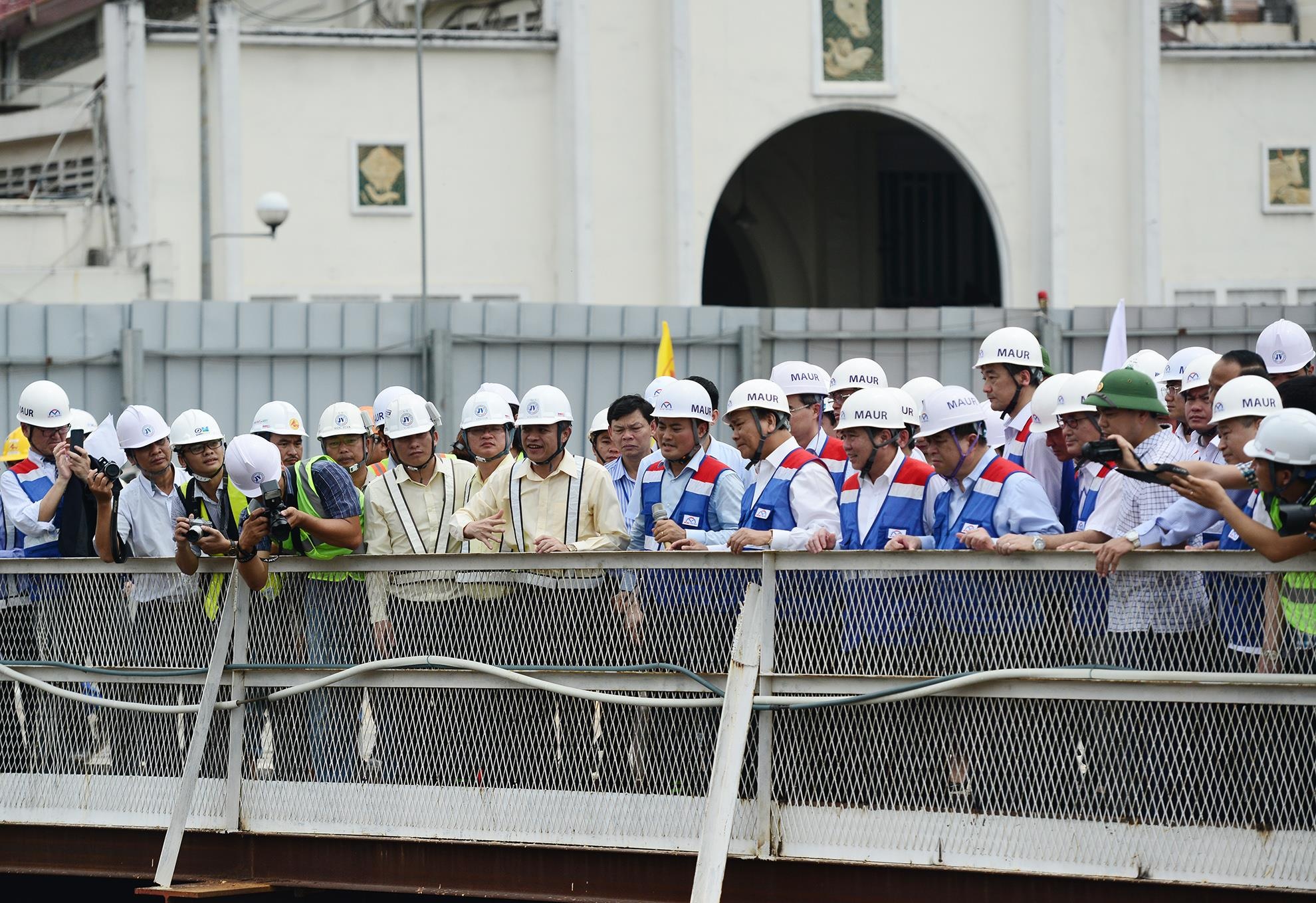 Thu tuong Nguyen Xuan Phuc thi sat metro so 1 anh 3