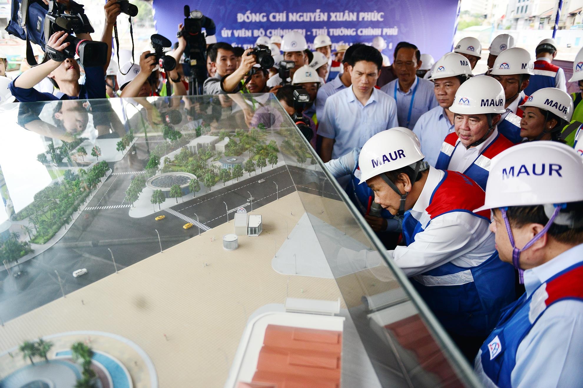 Thu tuong Nguyen Xuan Phuc thi sat metro so 1 anh 4