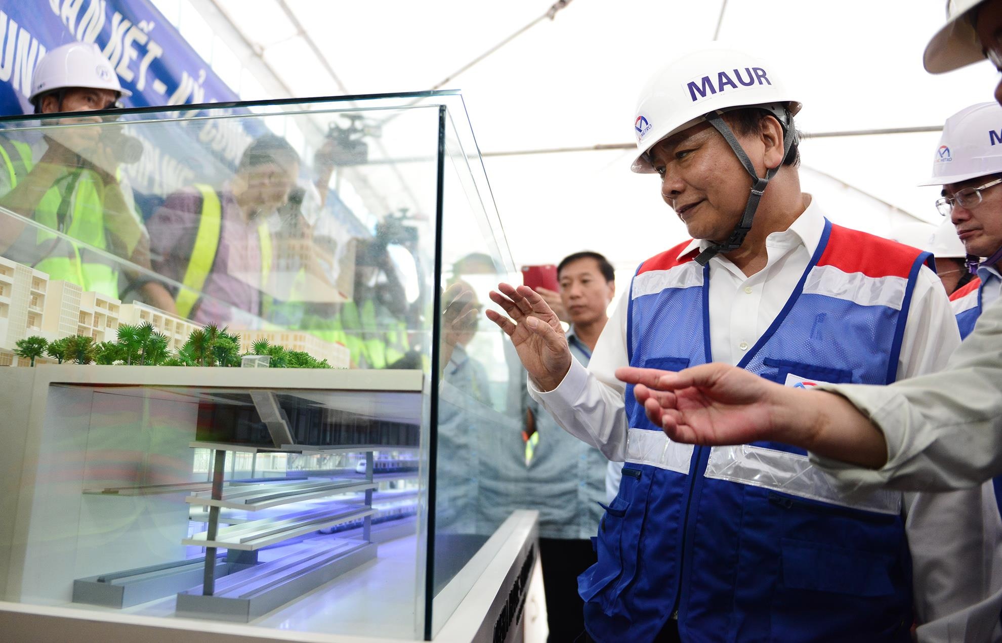 Thu tuong Nguyen Xuan Phuc thi sat metro so 1 anh 8