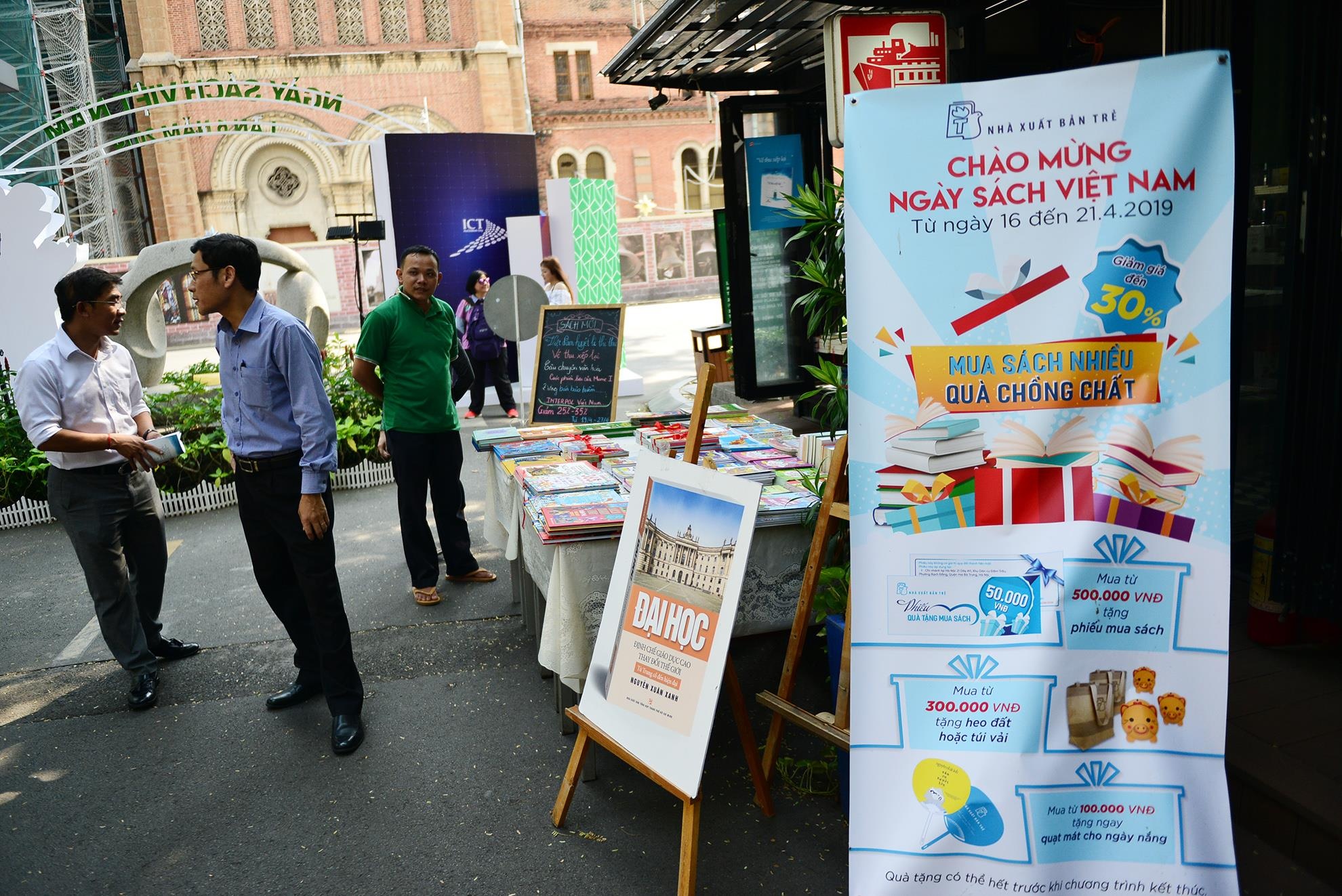 Ngay Sach Viet Nam lan 6 tai TP.HCM anh 10