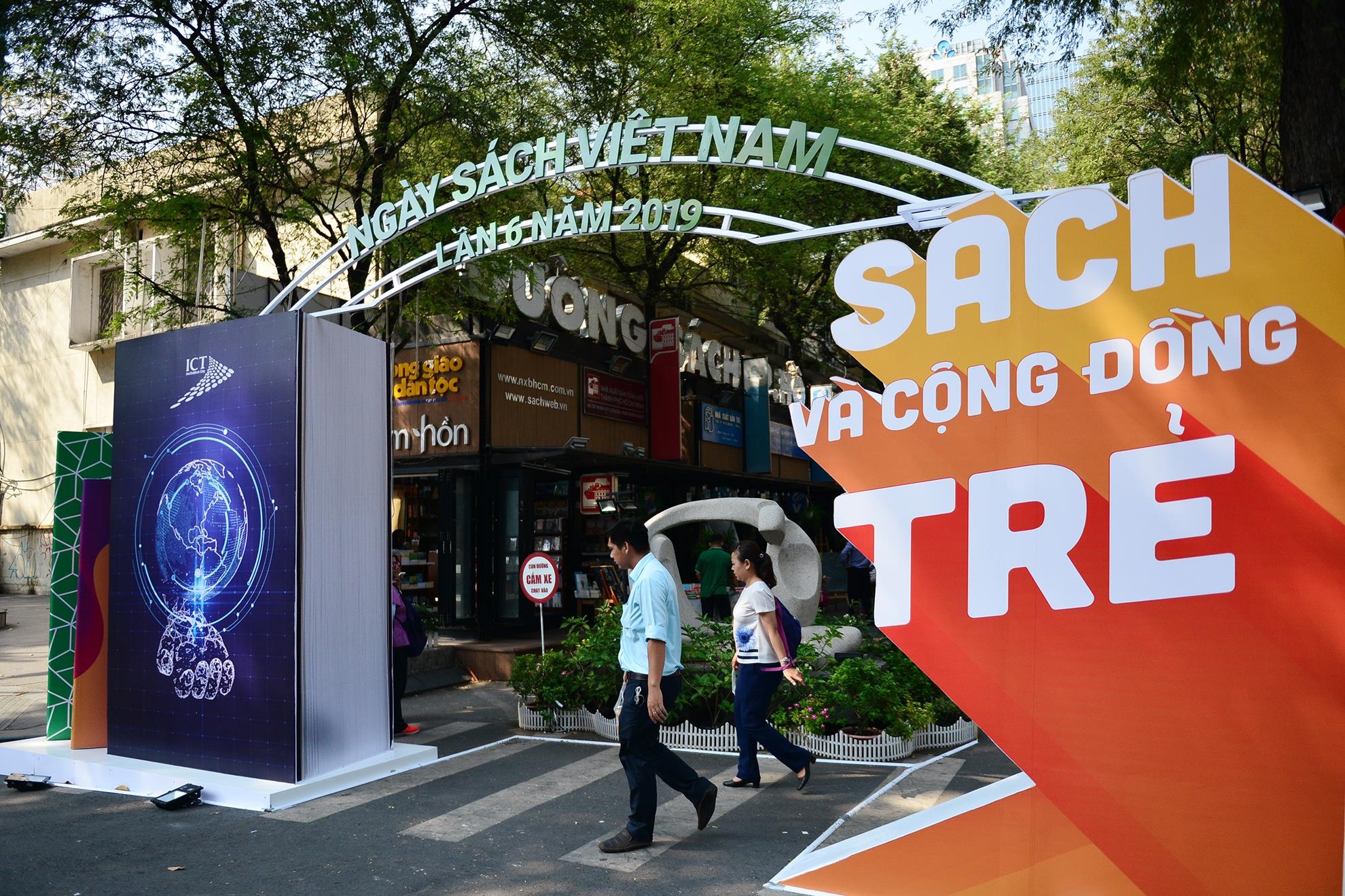 Ngay Sach Viet Nam lan 6 tai TP.HCM anh 1