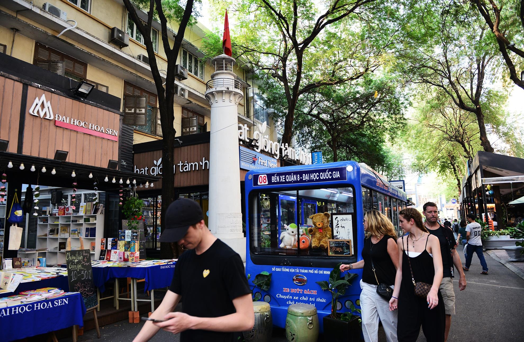 Duong sach TP.HCM anh 12