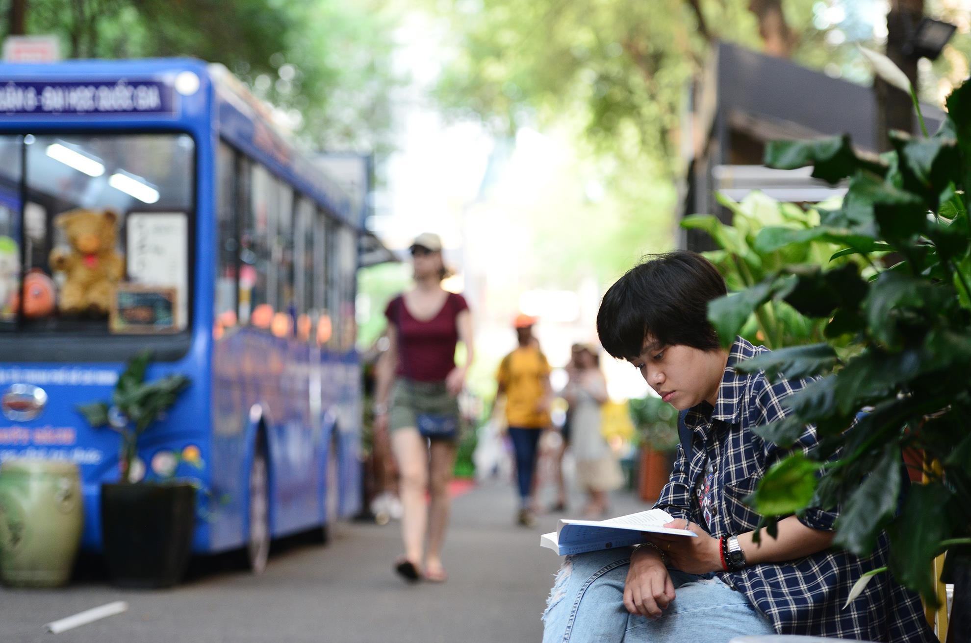 Duong Sach TP.HCM - khoang lang cuoi tuan cua nhieu doc gia hinh anh