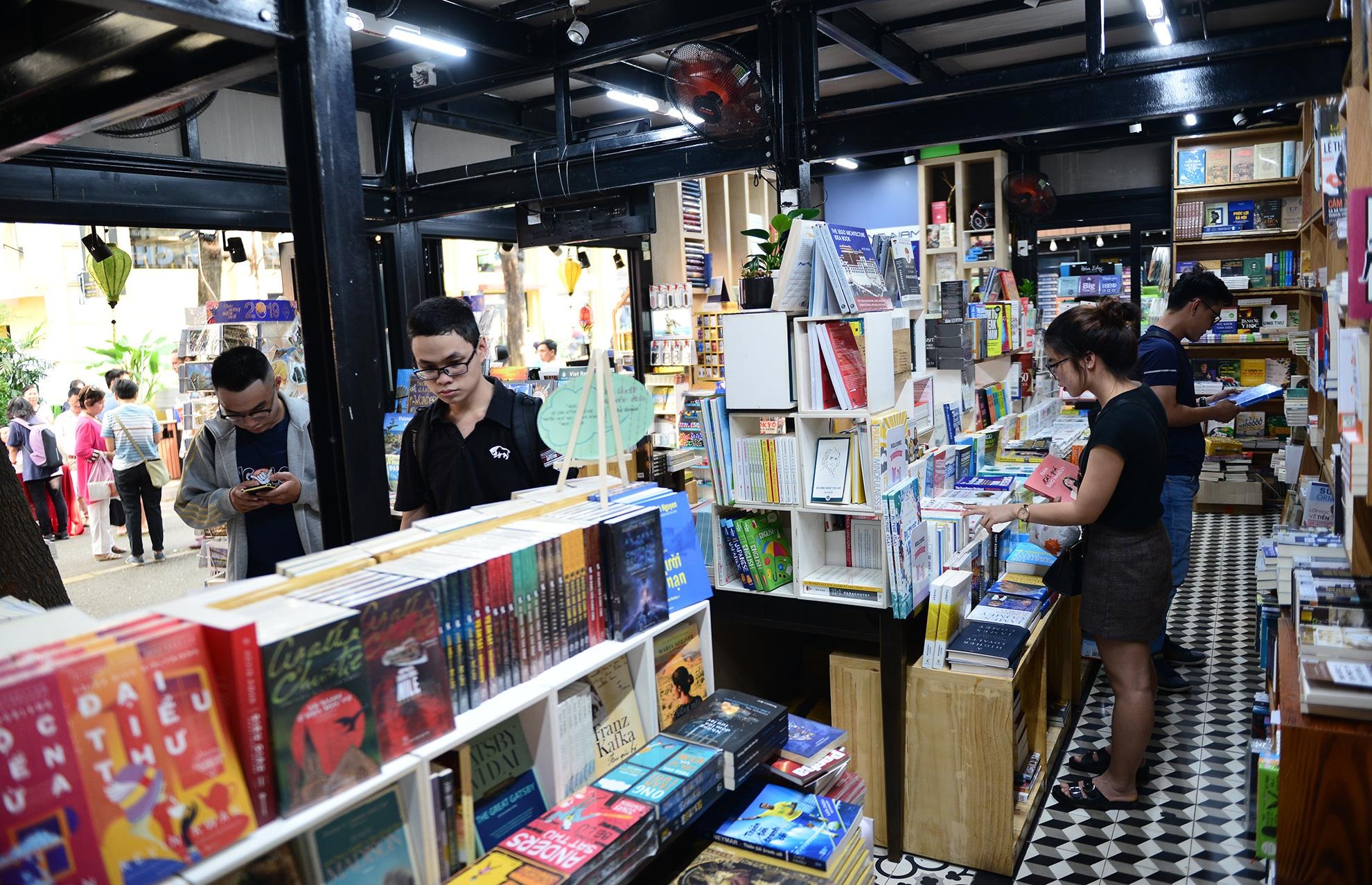 Duong sach TP.HCM anh 2