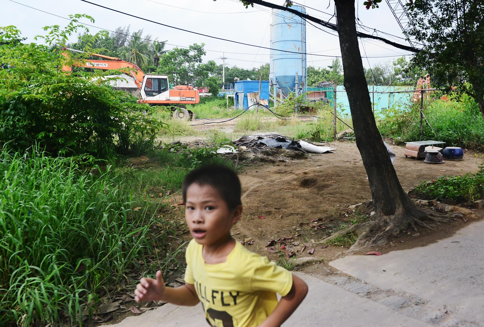 Hien trang duong vanh dai khong rao chan lam 2 tre o Sai Gon tu vong hinh anh