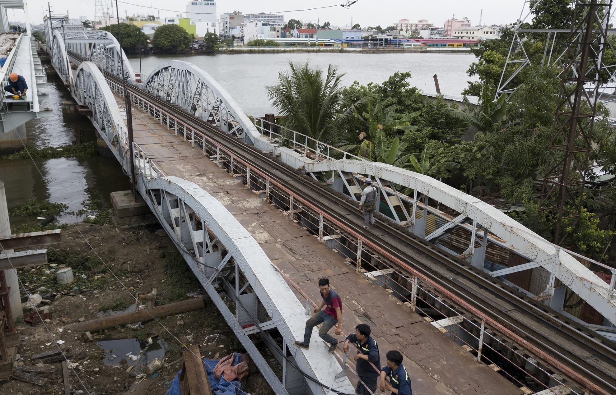 can canh cau sat 117 tuoi o Sai Gon anh 9