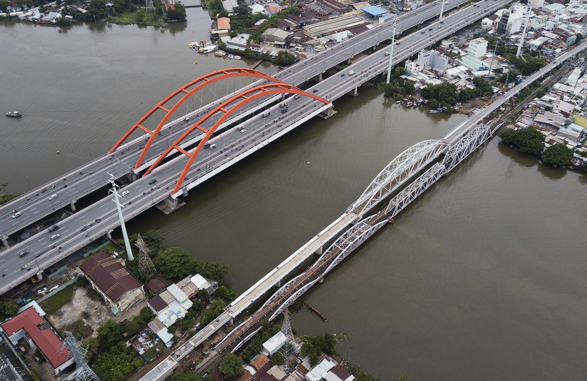 can canh cau sat 117 tuoi o Sai Gon anh 1