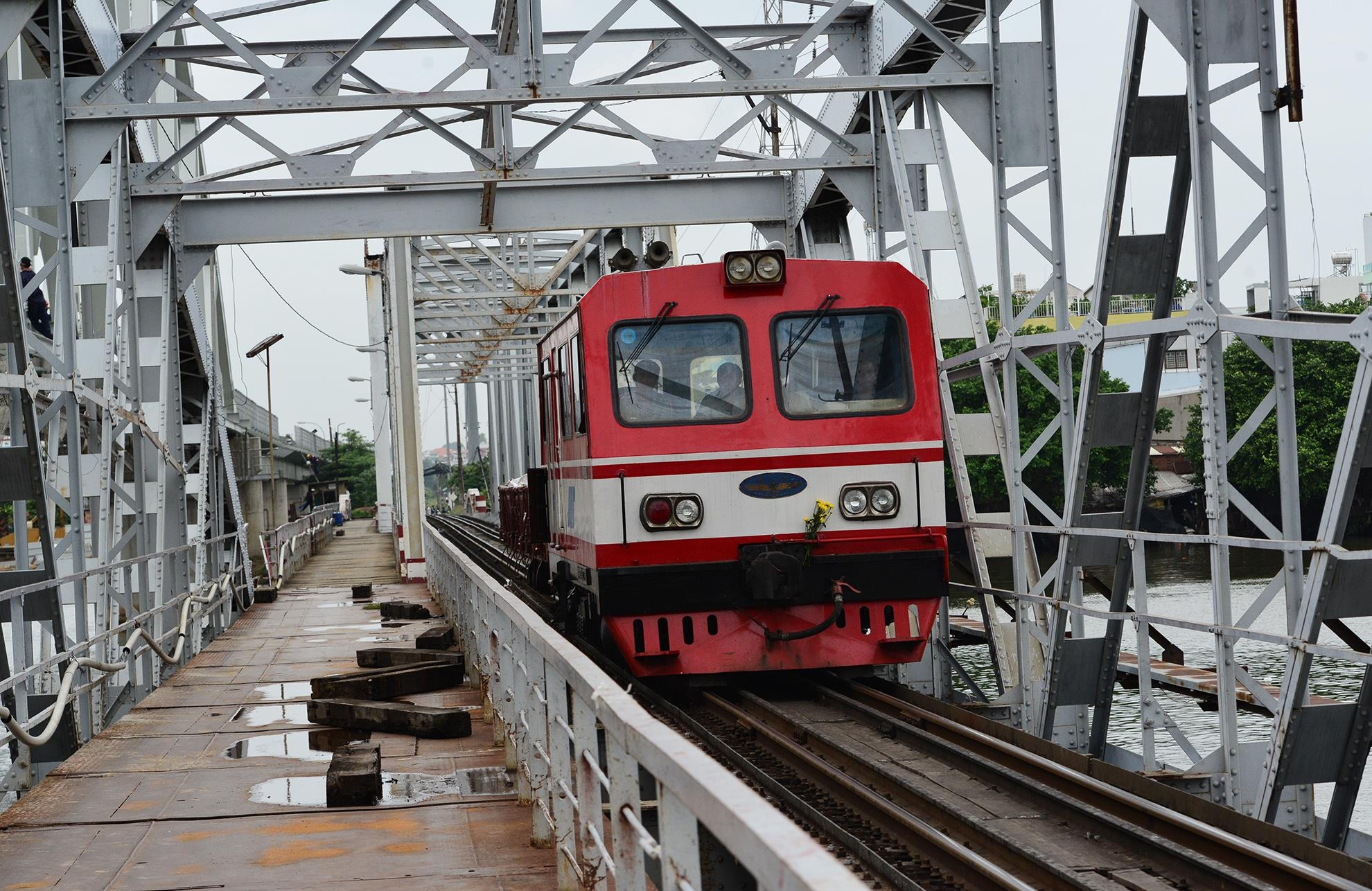 can canh cau sat 117 tuoi o Sai Gon anh 2