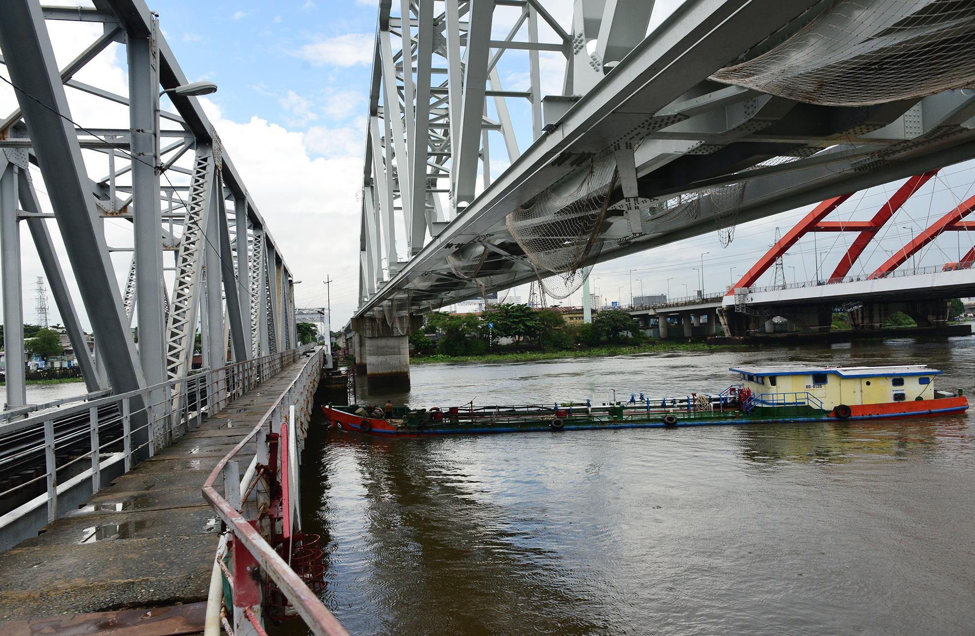 can canh cau sat 117 tuoi o Sai Gon anh 7