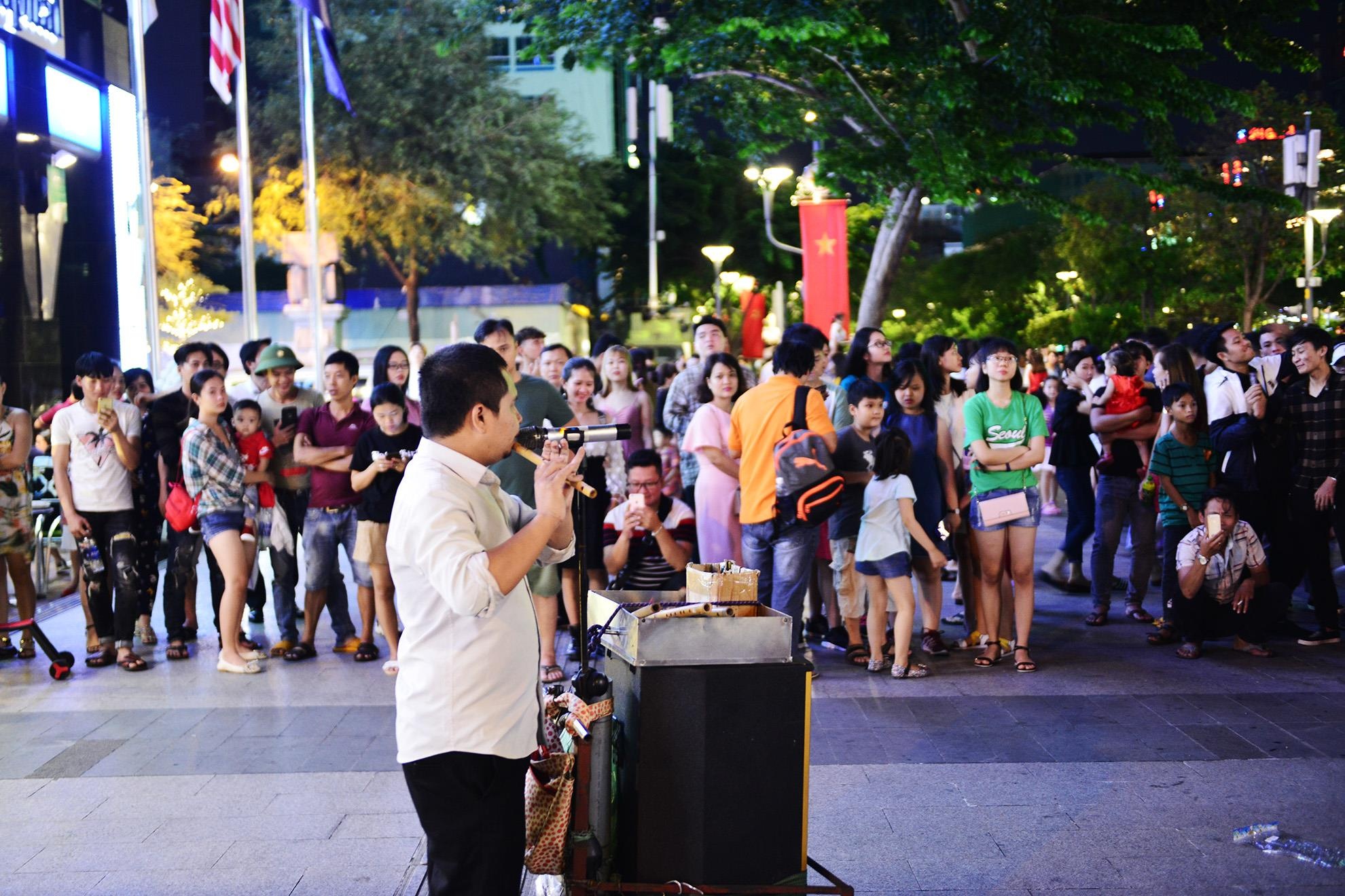 nguoi dan vui choi dip le o pho di bo Nguyen Hue anh 11