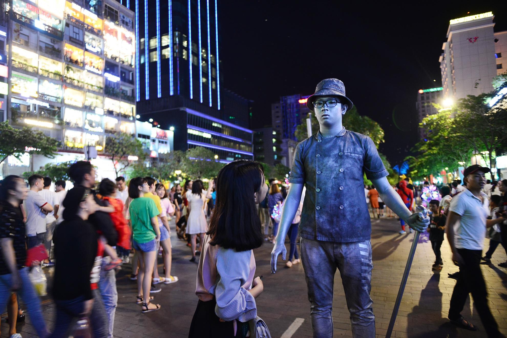 nguoi dan vui choi dip le o pho di bo Nguyen Hue anh 12