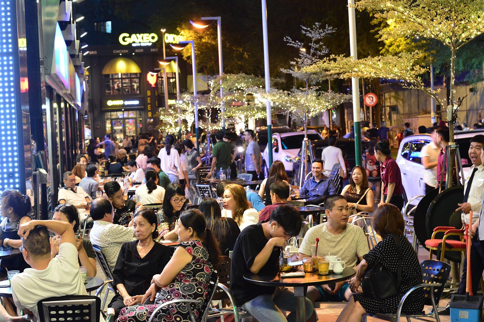 nguoi dan vui choi dip le o pho di bo Nguyen Hue anh 13