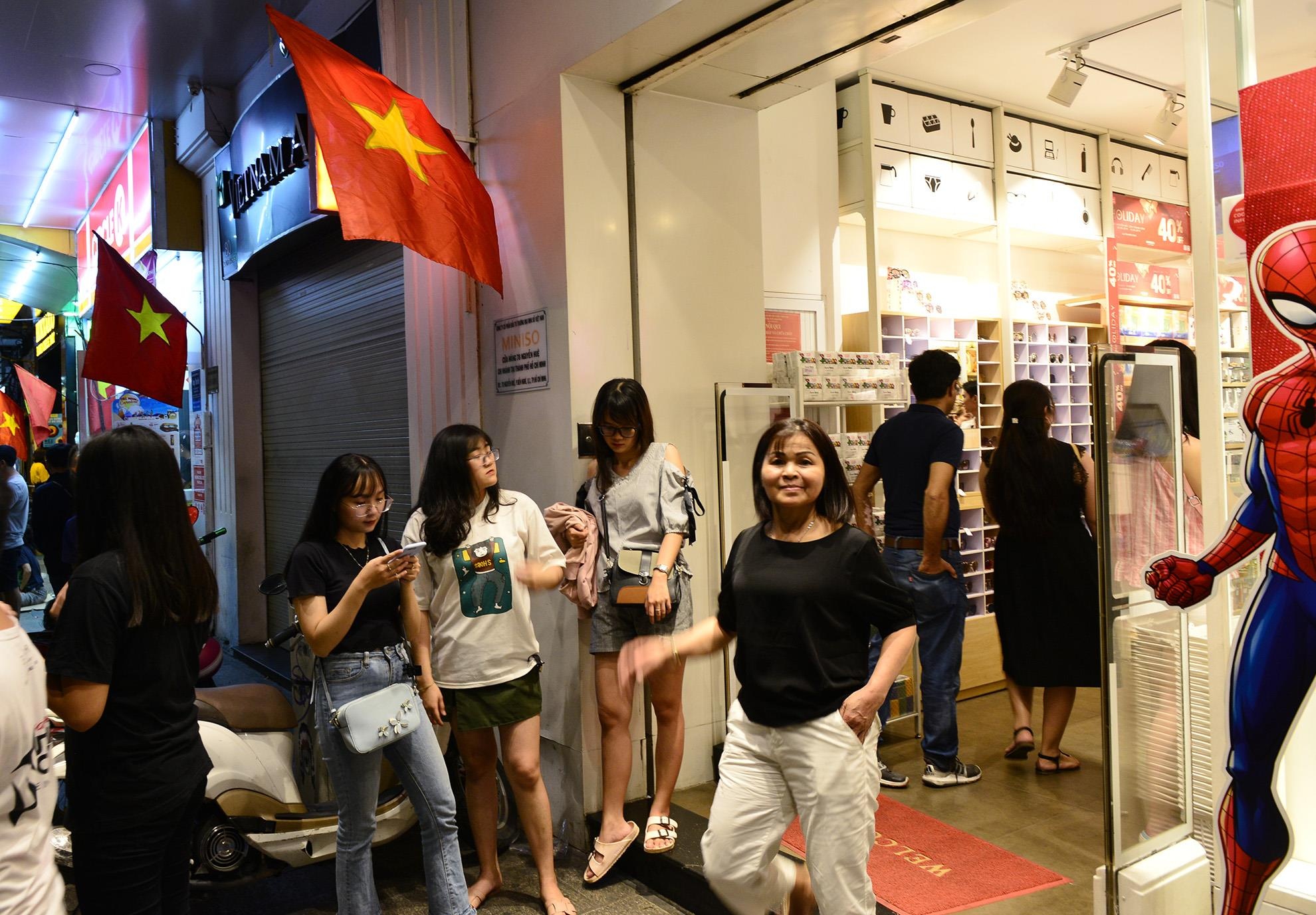 nguoi dan vui choi dip le o pho di bo Nguyen Hue anh 14