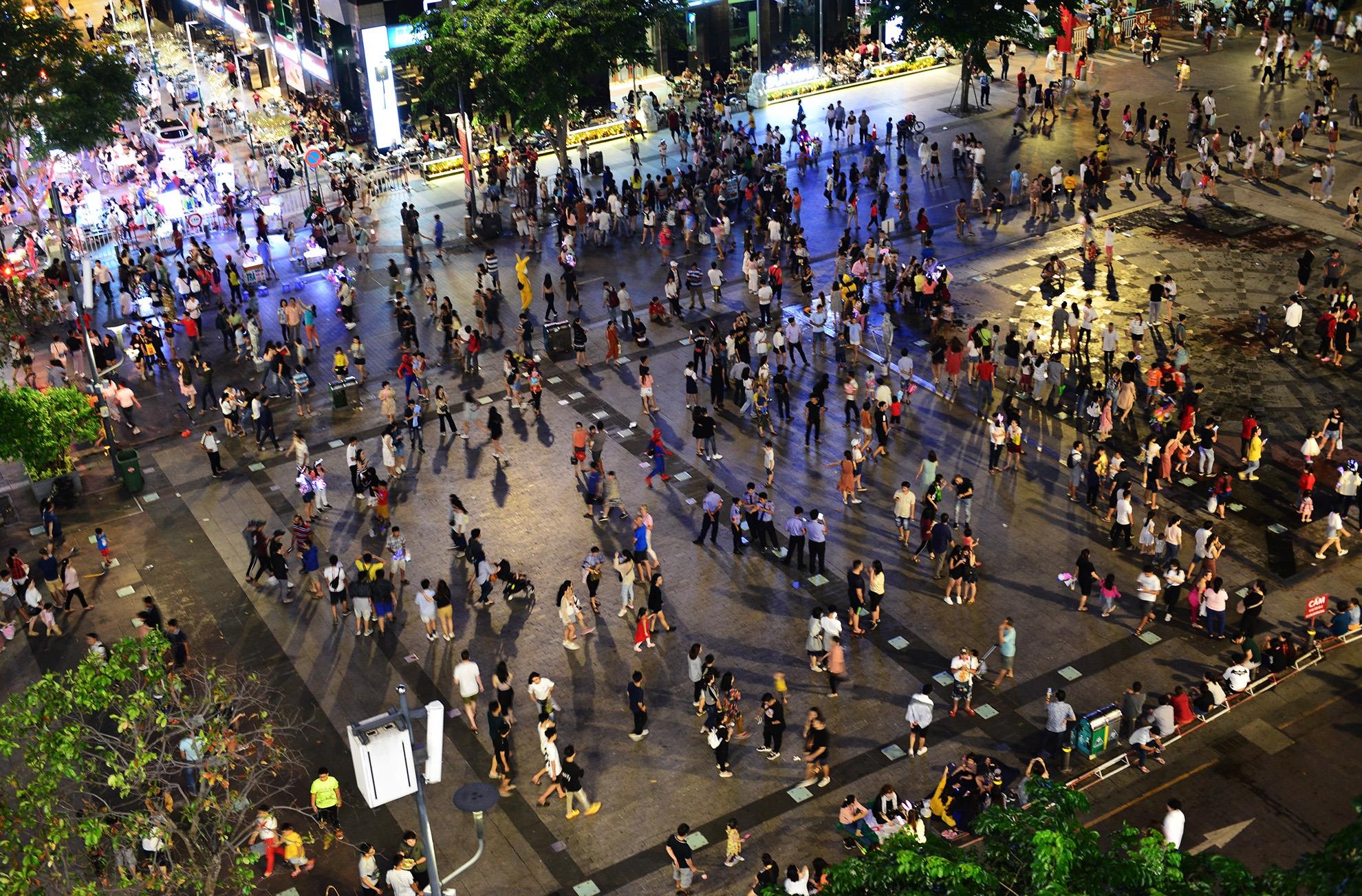nguoi dan vui choi dip le o pho di bo Nguyen Hue anh 1