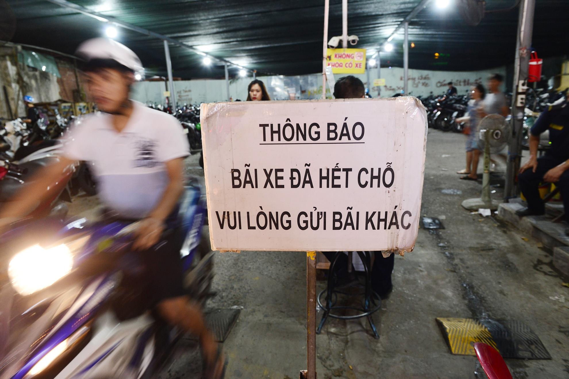 nguoi dan vui choi dip le o pho di bo Nguyen Hue anh 4