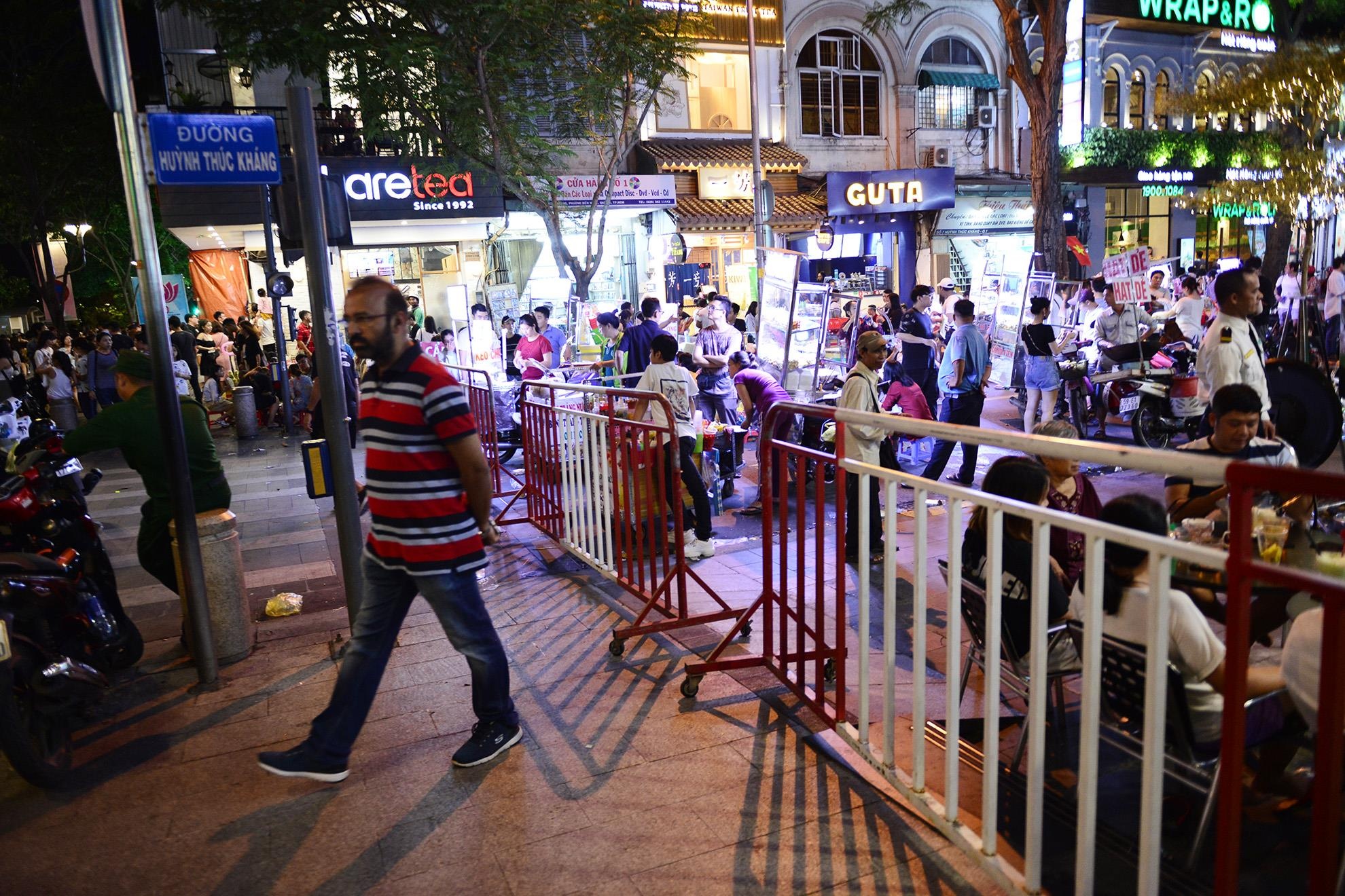 nguoi dan vui choi dip le o pho di bo Nguyen Hue anh 2