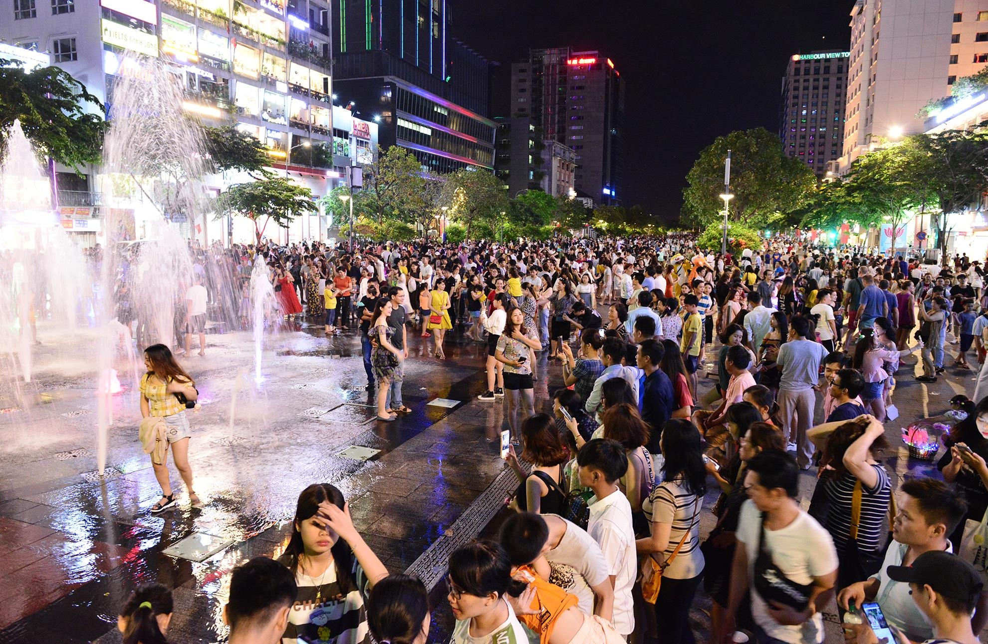 nguoi dan vui choi dip le o pho di bo Nguyen Hue anh 5