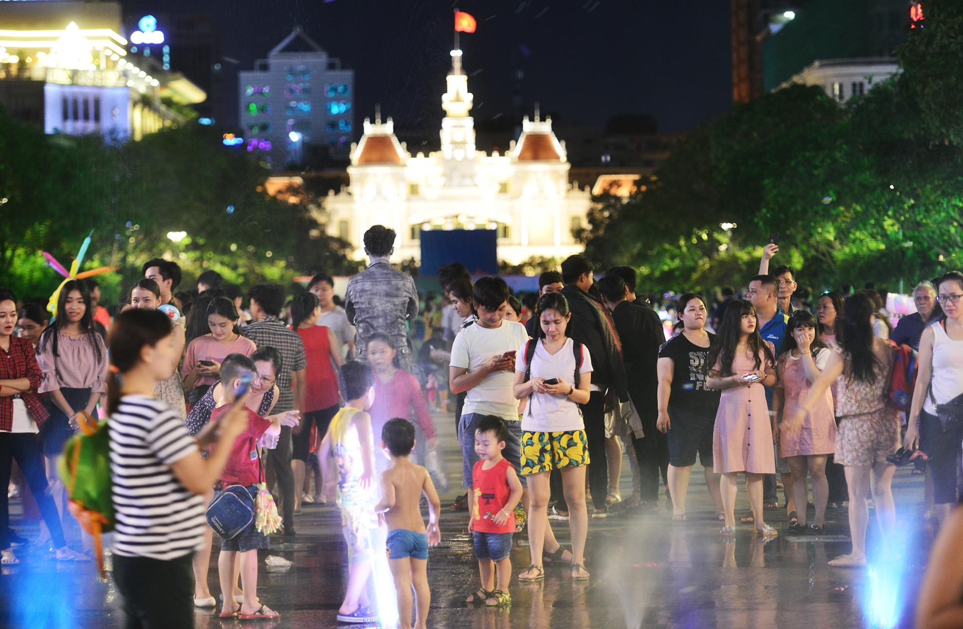 nguoi dan vui choi dip le o pho di bo Nguyen Hue anh 6