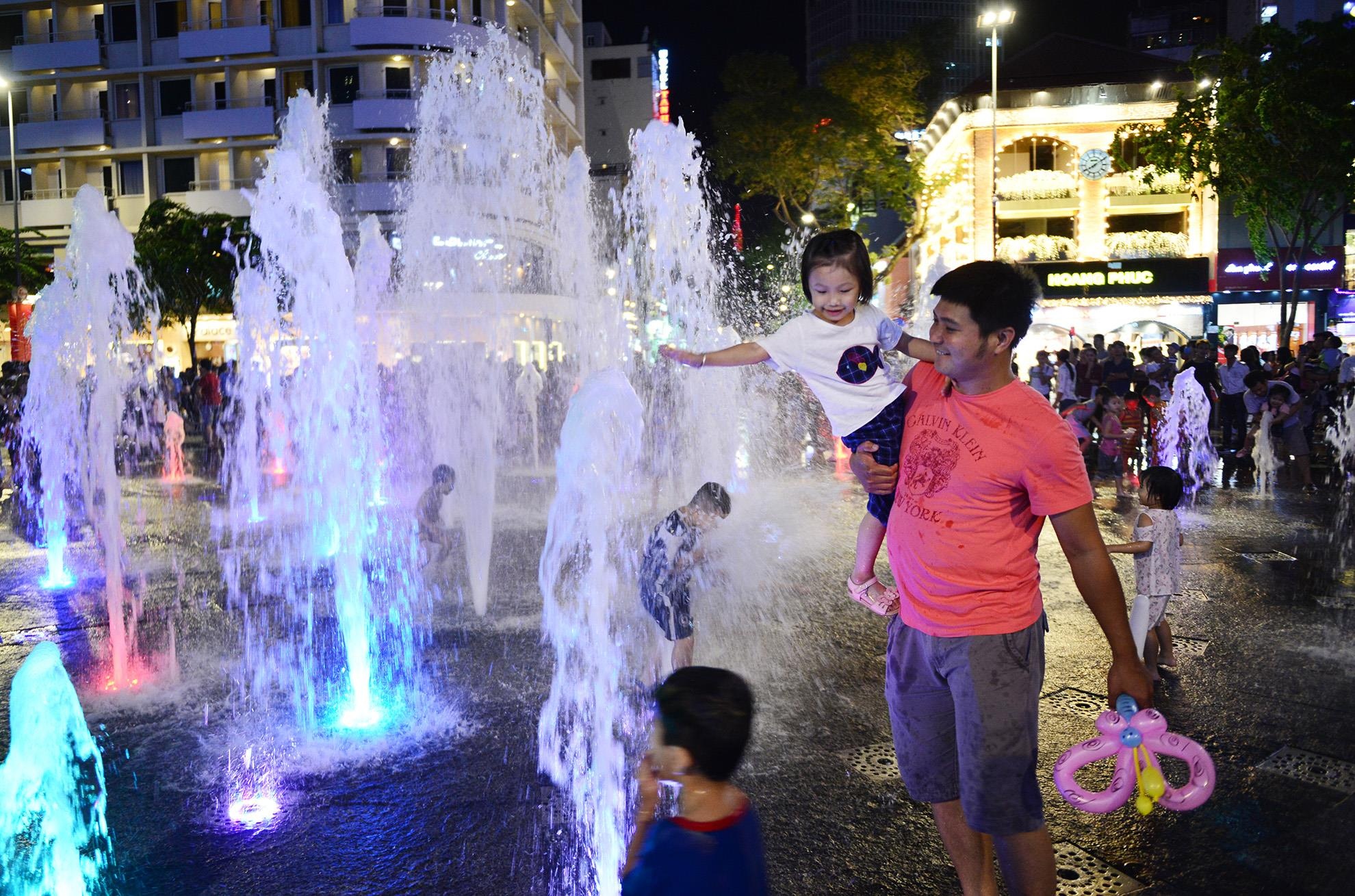 nguoi dan vui choi dip le o pho di bo Nguyen Hue anh 7