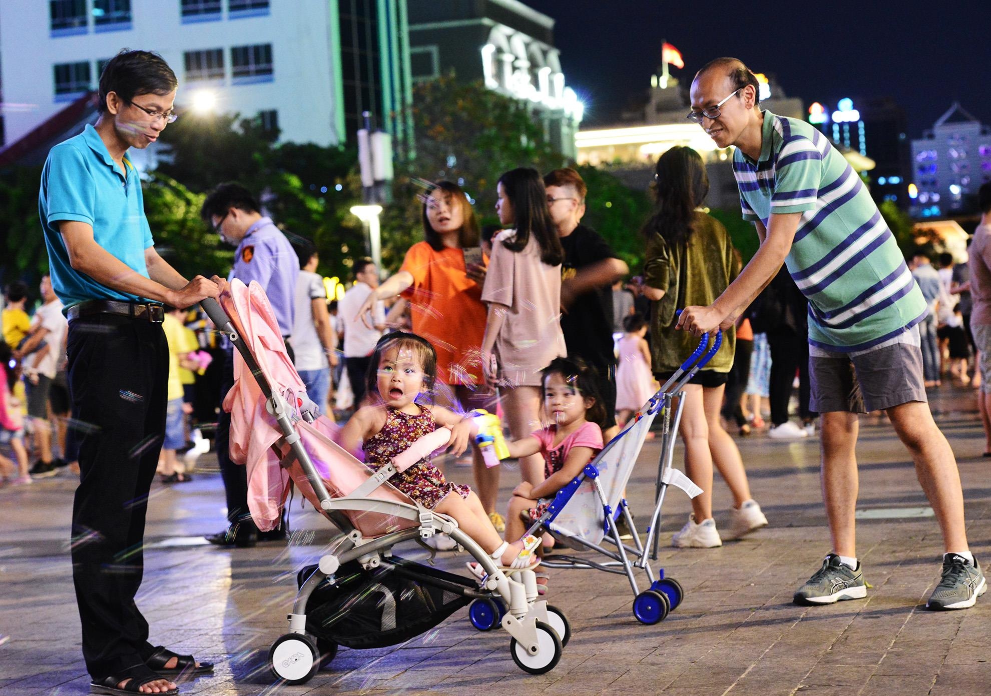 nguoi dan vui choi dip le o pho di bo Nguyen Hue anh 8