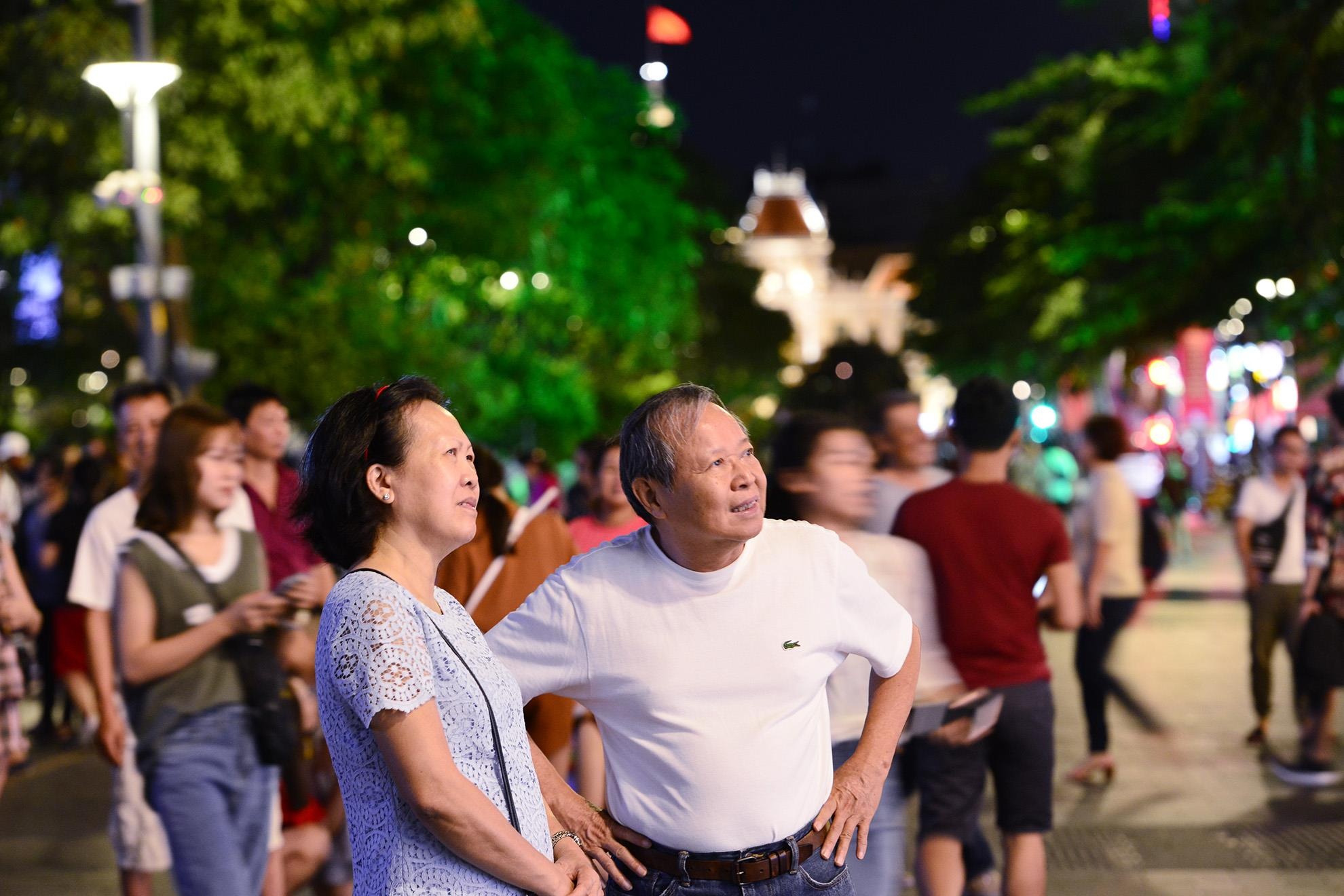 nguoi dan vui choi dip le o pho di bo Nguyen Hue anh 9