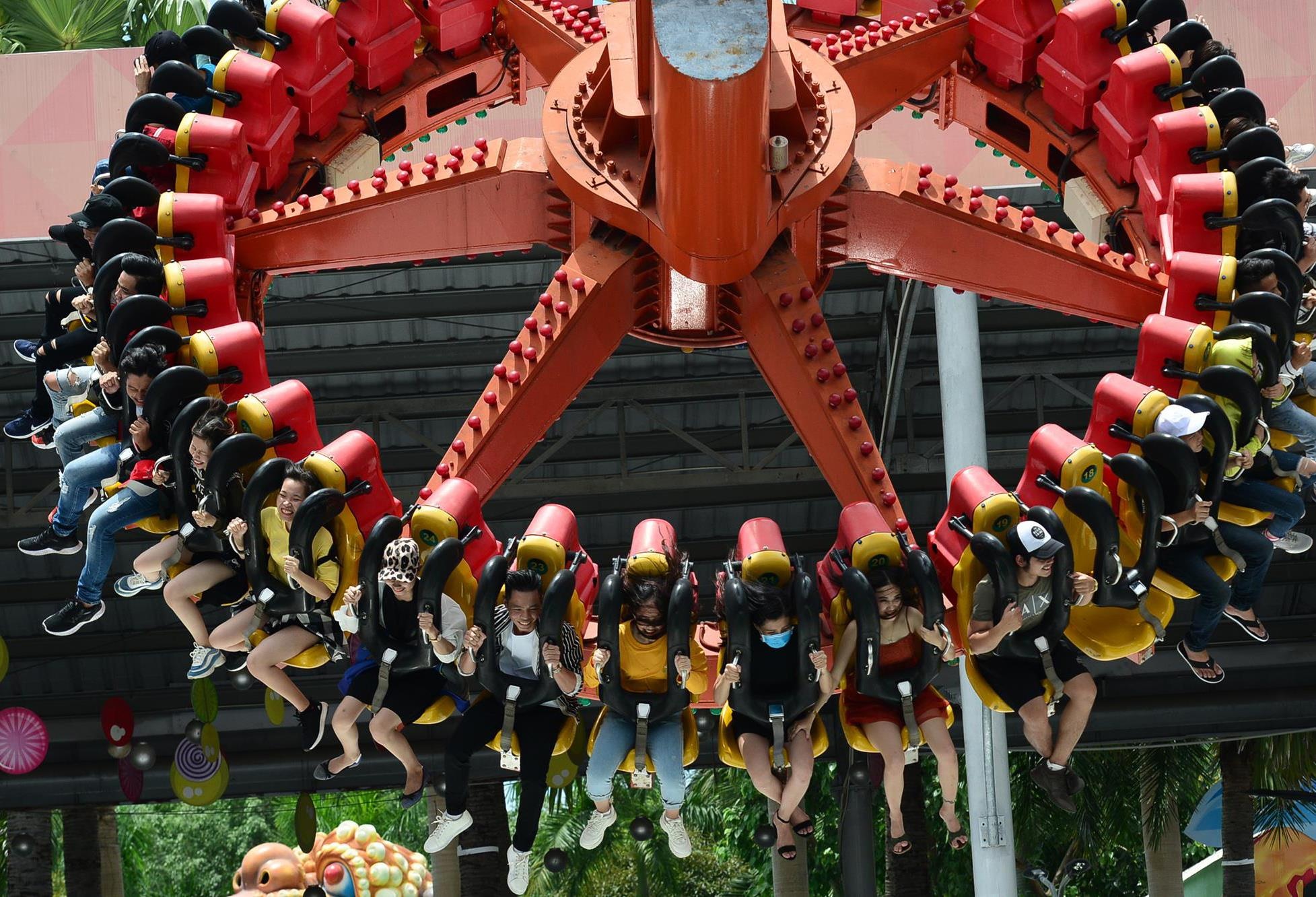 Nguoi dan nuom nuop do ve khu du lich o Sai Gon dip nghi le hinh anh