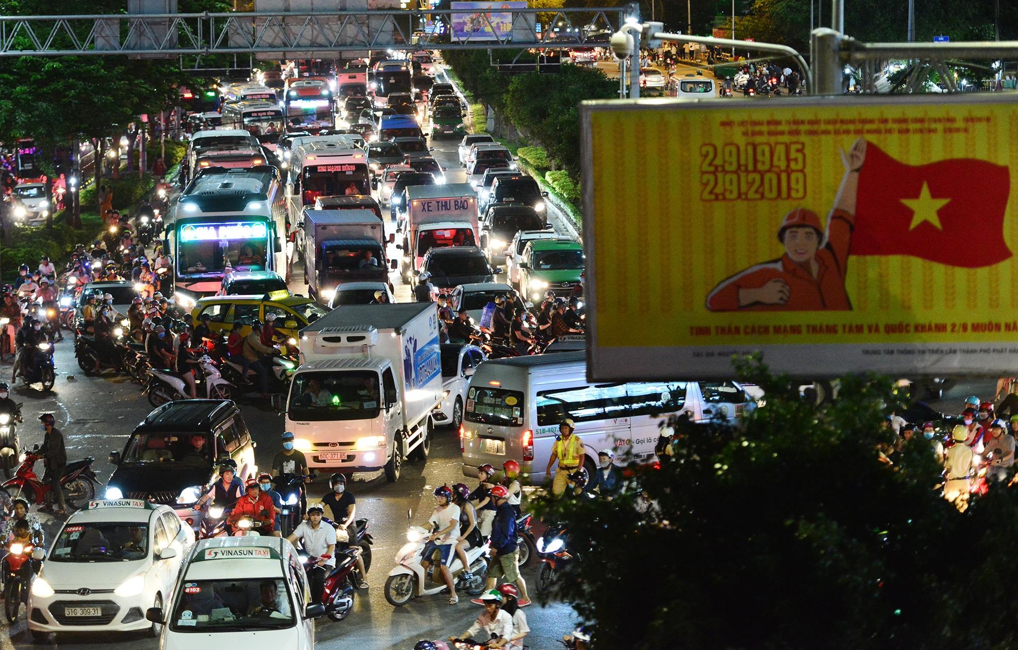 Ket xe keo dai sau man phao hoa o Sai Gon anh 1