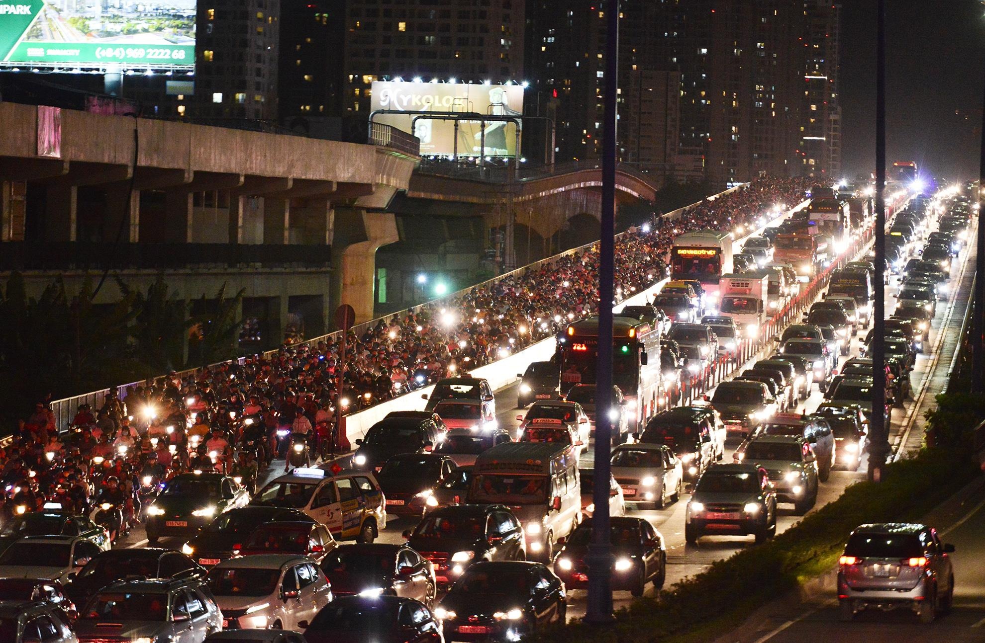 Ket xe keo dai sau man phao hoa o Sai Gon anh 10