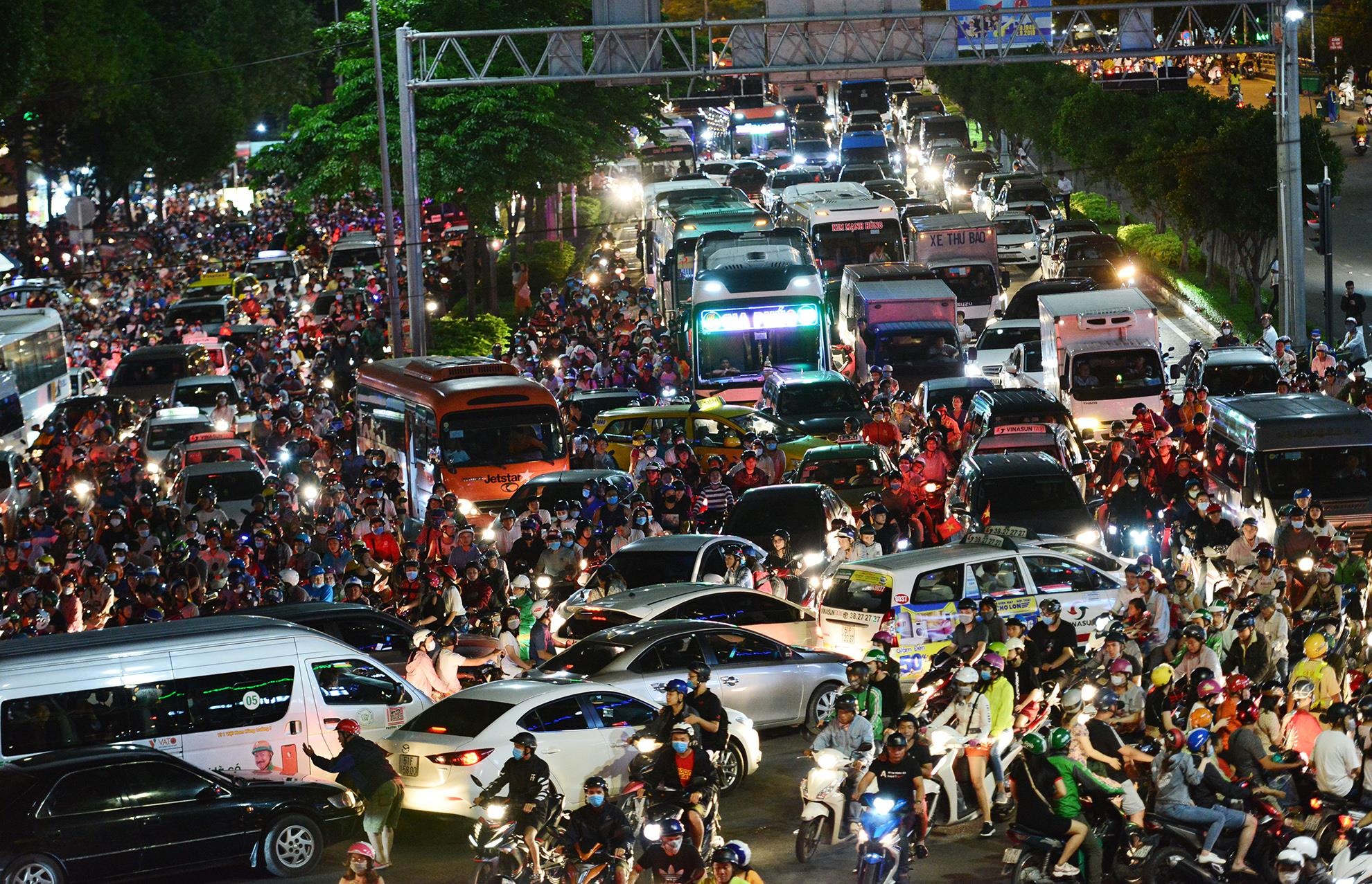 Ket xe keo dai sau man phao hoa o Sai Gon anh 2